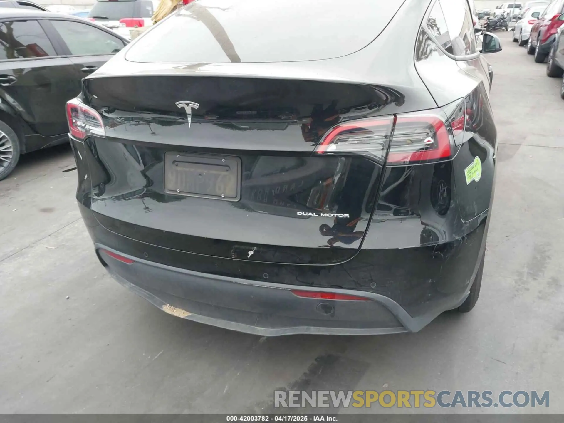 17 Photograph of a damaged car 7SAYGDEE9NA022842 TESLA MODEL Y 2022