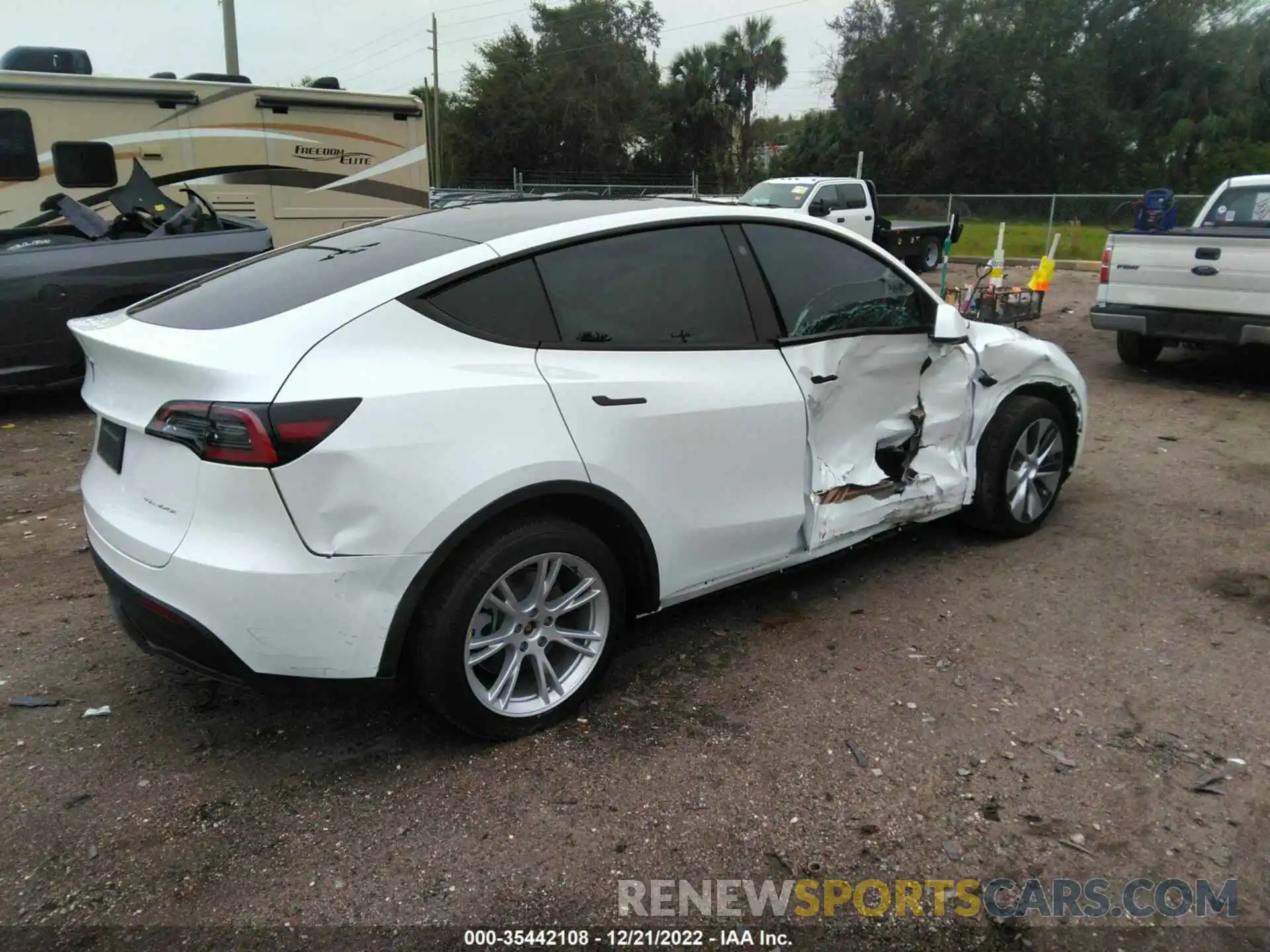 4 Photograph of a damaged car 7SAYGDEE9NF322190 TESLA MODEL Y 2022