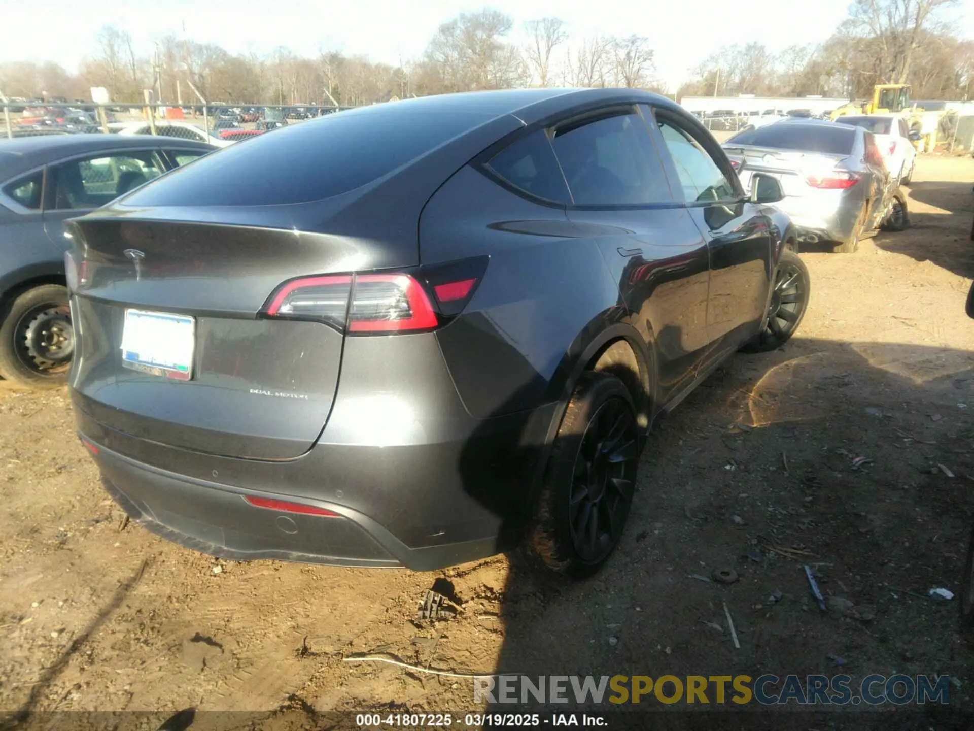 4 Photograph of a damaged car 7SAYGDEE9NF424928 TESLA MODEL Y 2022