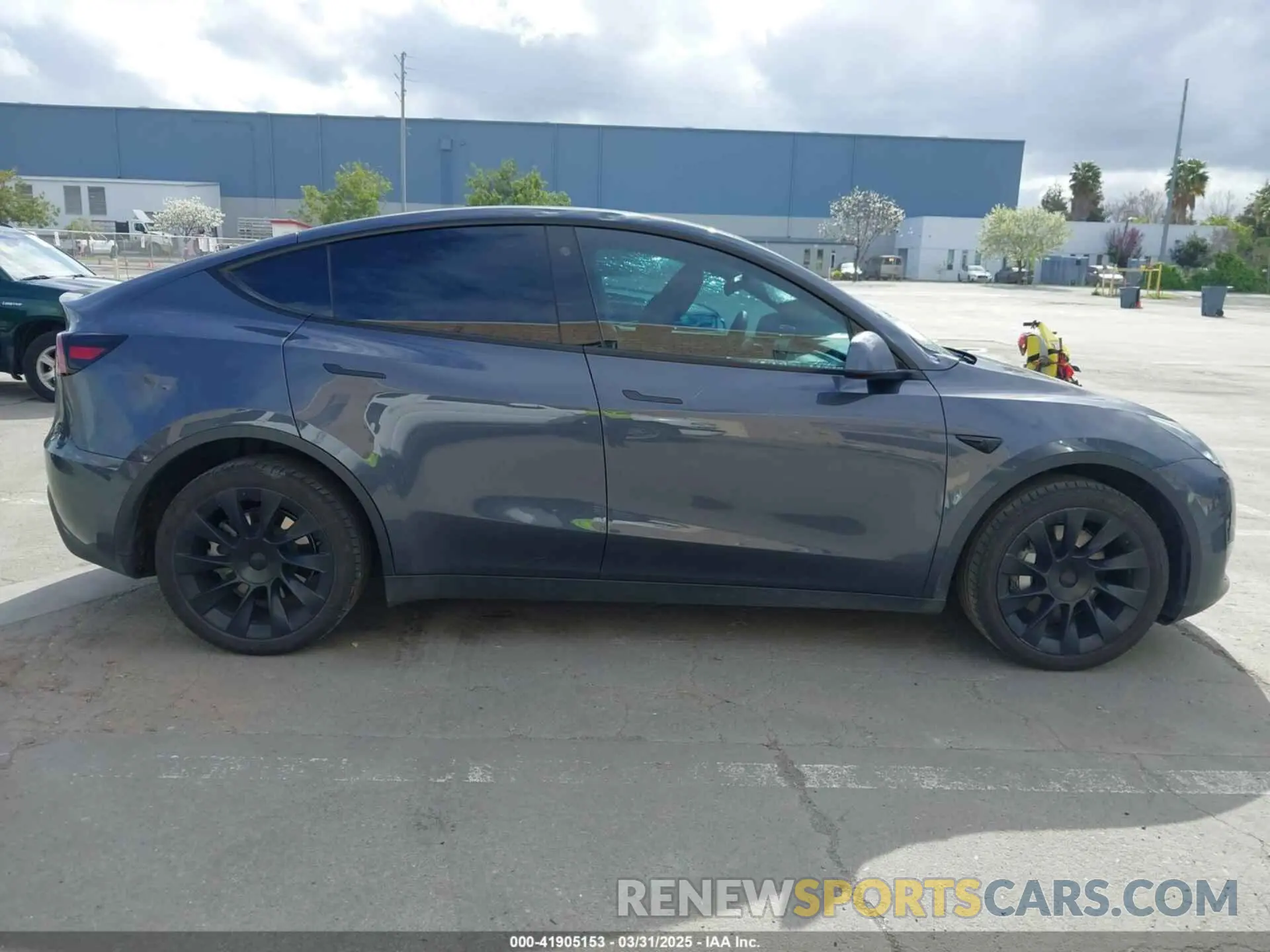 13 Photograph of a damaged car 7SAYGDEE9NF557382 TESLA MODEL Y 2022