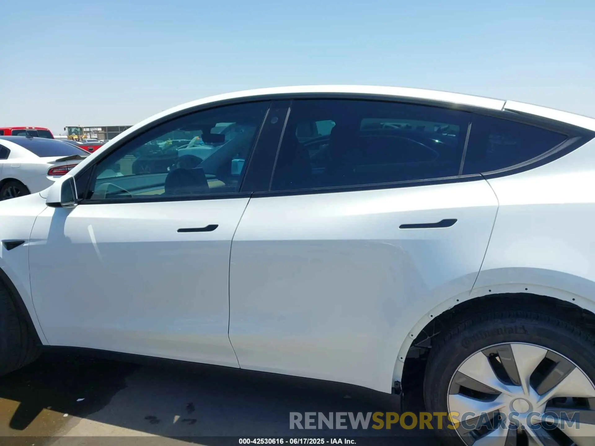 13 Photograph of a damaged car 7SAYGDEEXNA014247 TESLA MODEL Y 2022