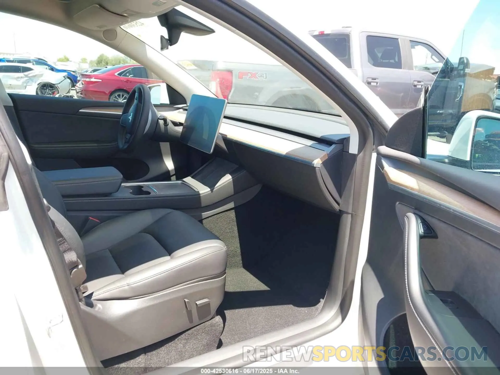 5 Photograph of a damaged car 7SAYGDEEXNA014247 TESLA MODEL Y 2022