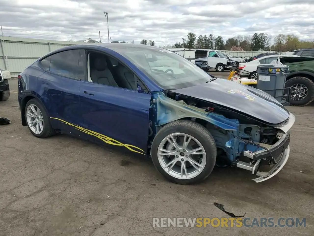 4 Photograph of a damaged car 7SAYGDEEXNF325289 TESLA MODEL Y 2022