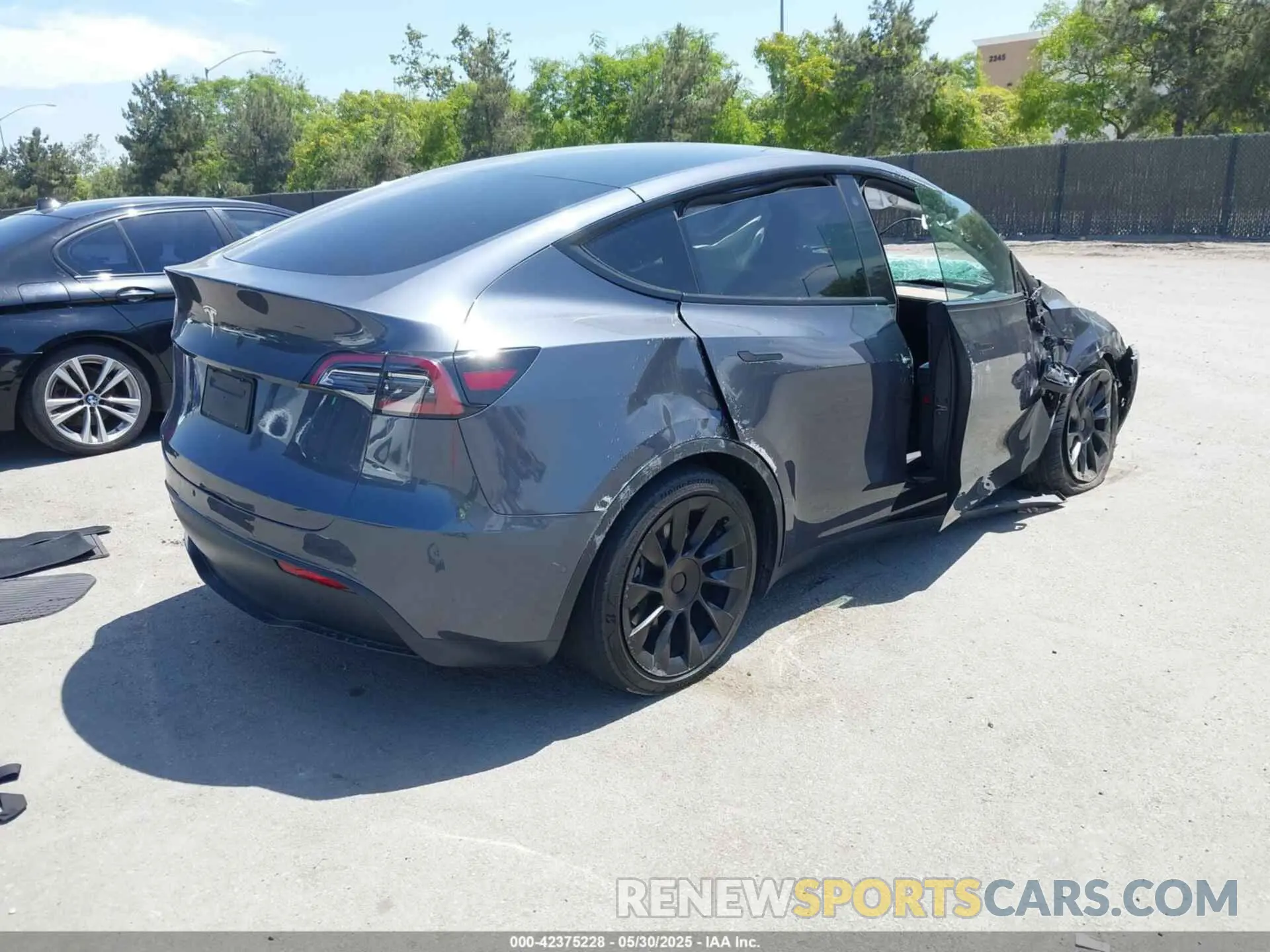4 Photograph of a damaged car 7SAYGDEEXNF351701 TESLA MODEL Y 2022