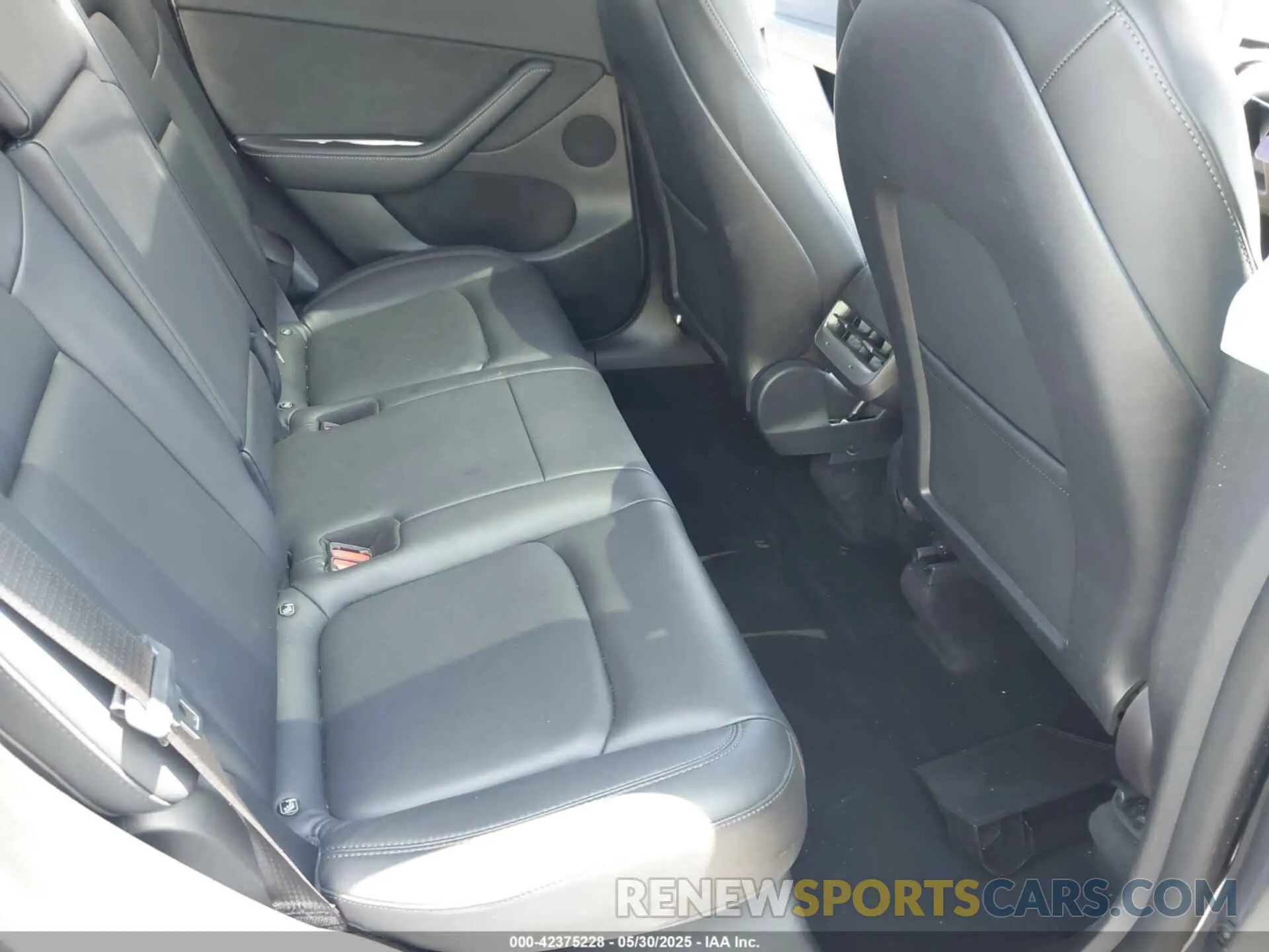 8 Photograph of a damaged car 7SAYGDEEXNF351701 TESLA MODEL Y 2022
