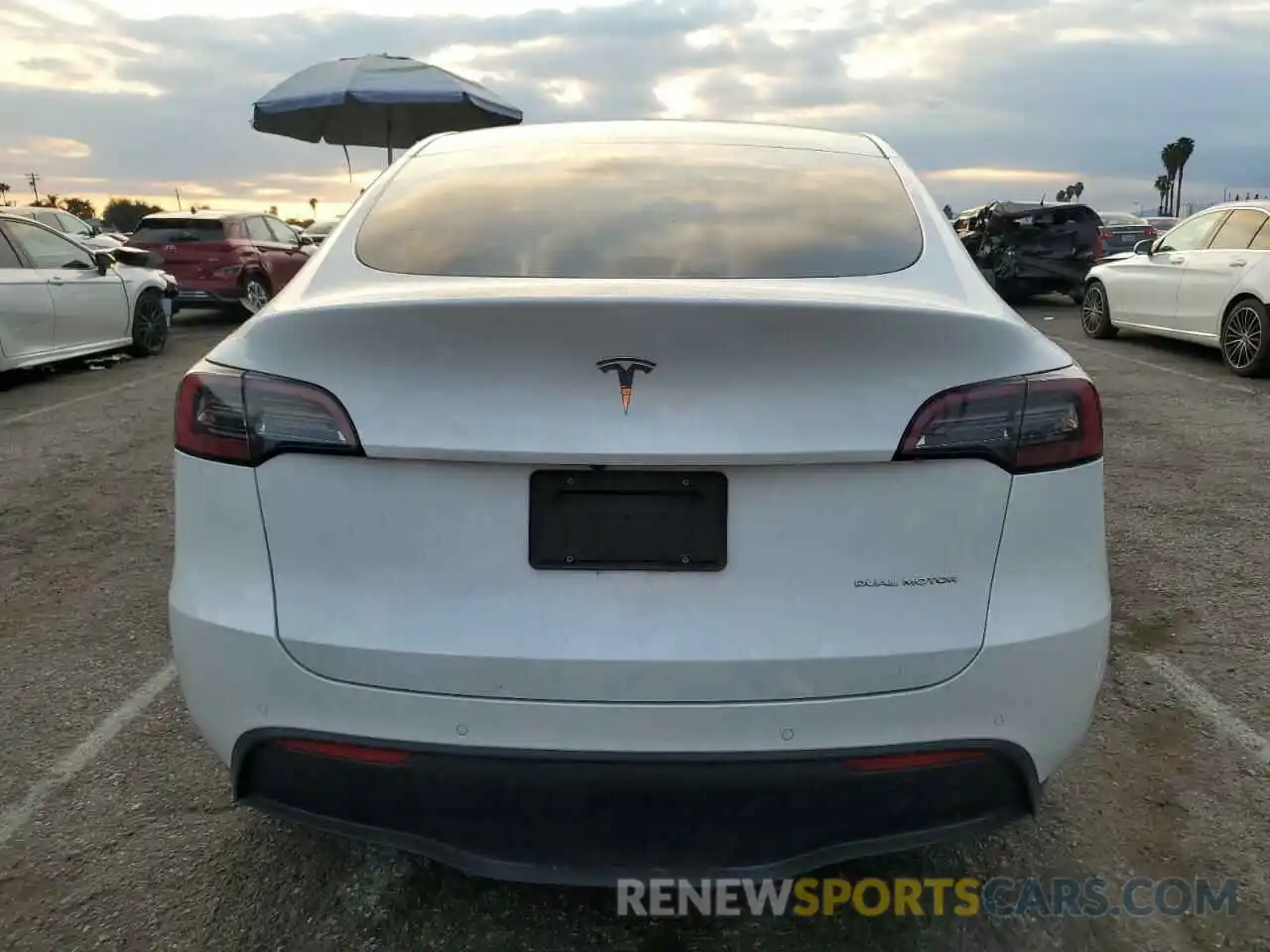 6 Photograph of a damaged car 7SAYGDEEXNF356719 TESLA MODEL Y 2022