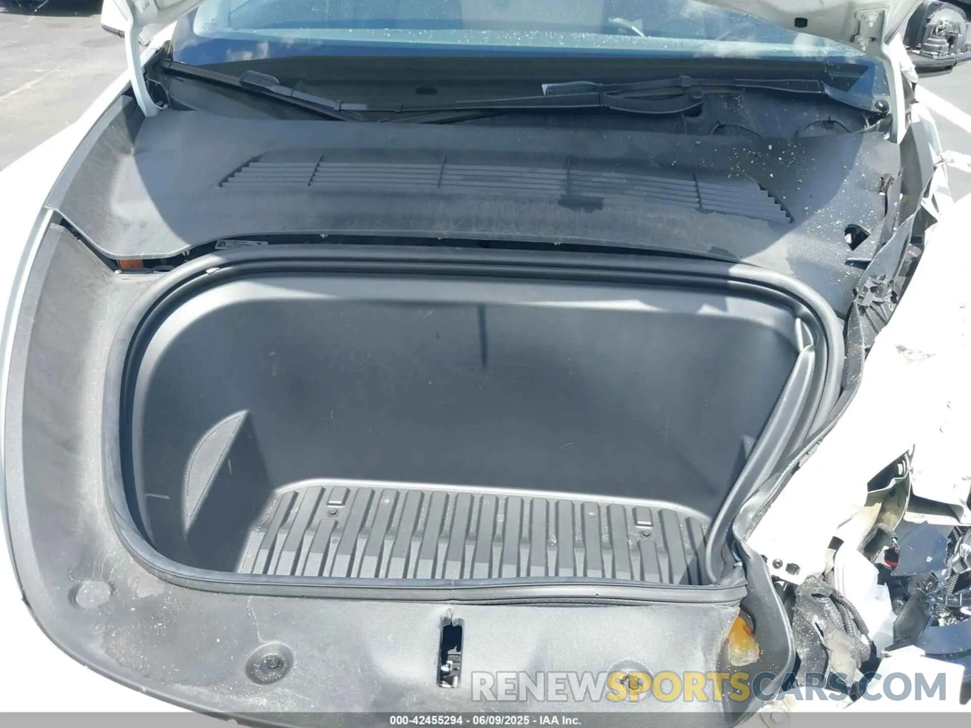 10 Photograph of a damaged car 7SAYGDEEXNF357160 TESLA MODEL Y 2022