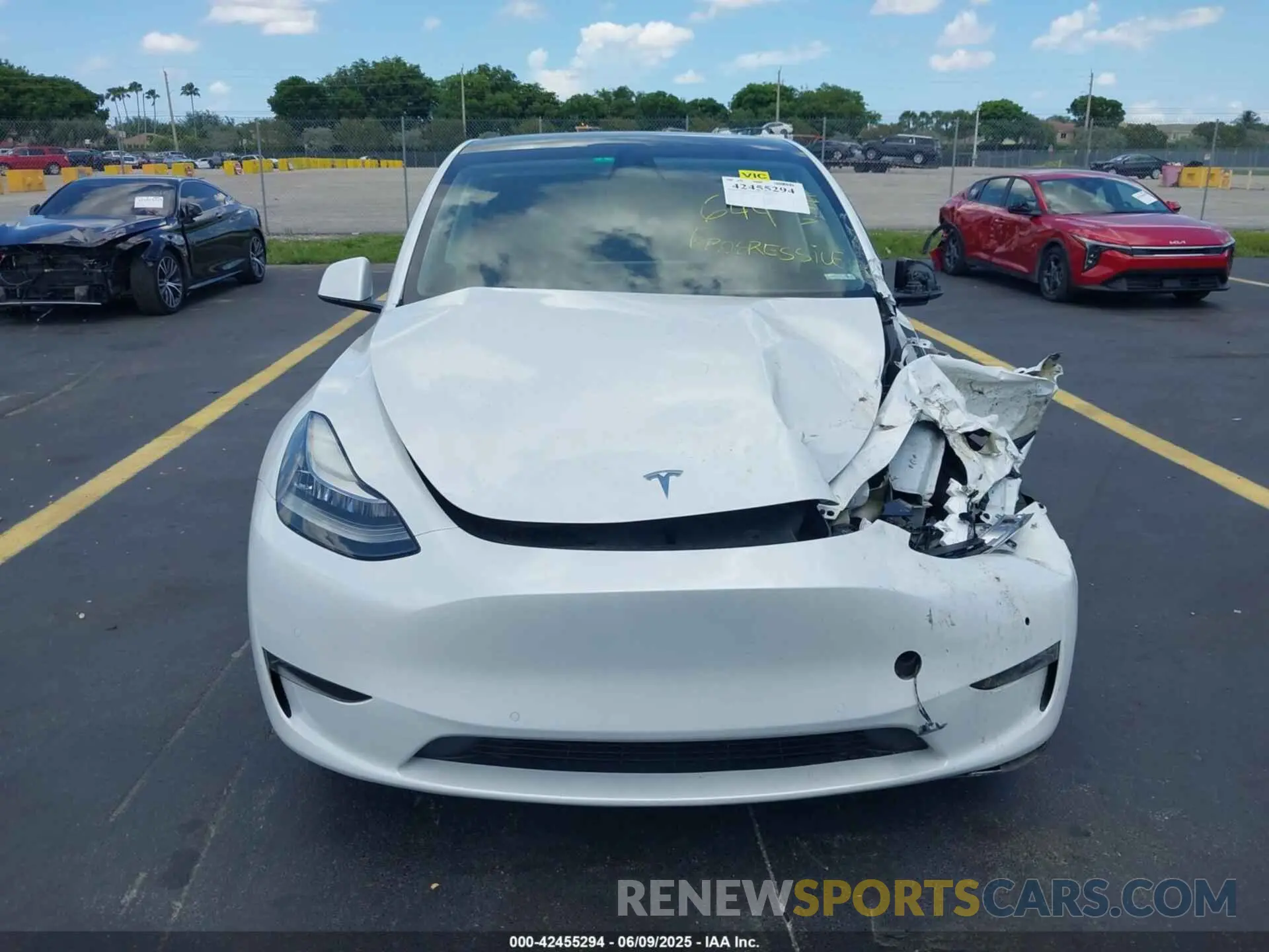 11 Photograph of a damaged car 7SAYGDEEXNF357160 TESLA MODEL Y 2022