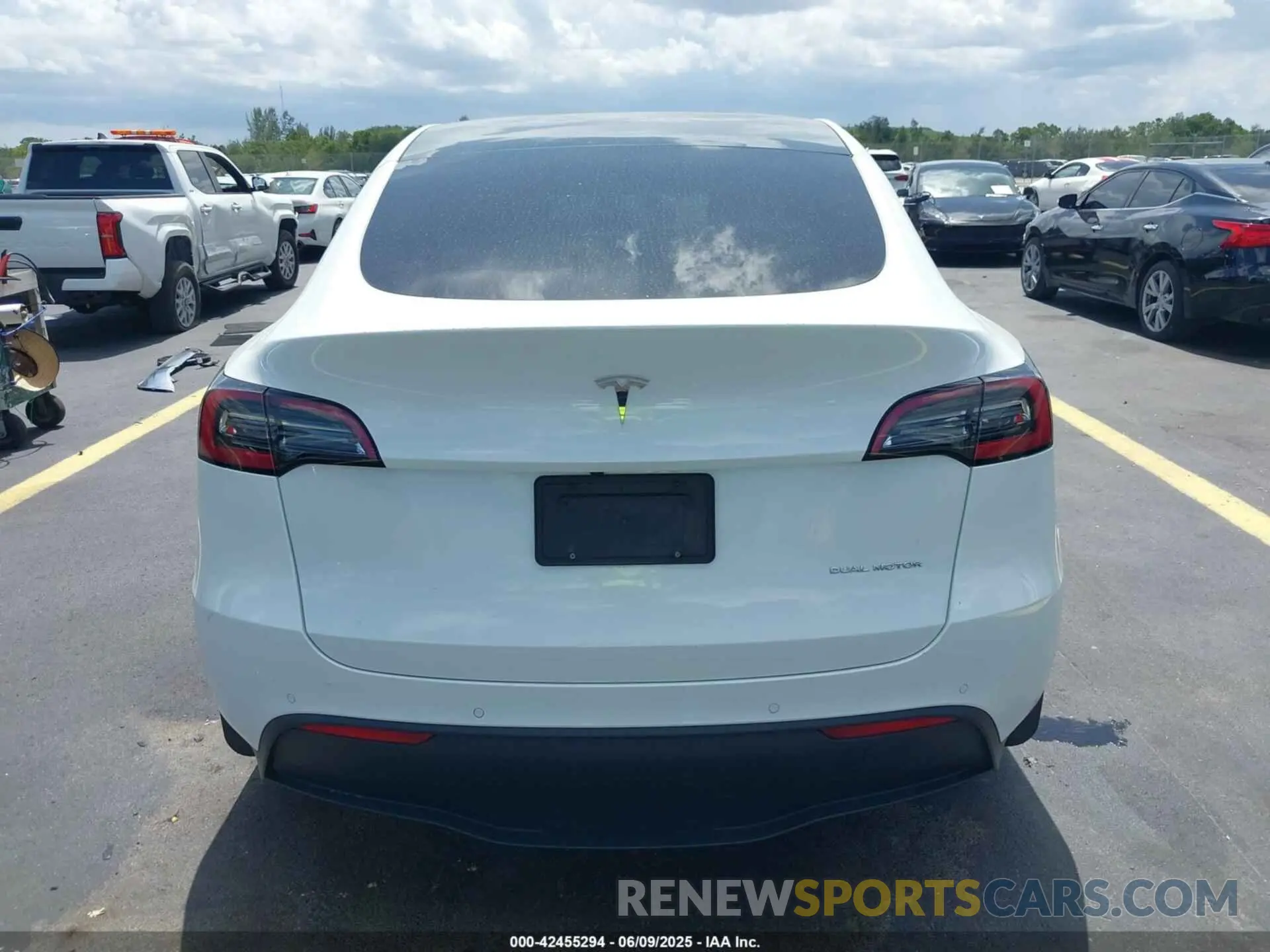 15 Photograph of a damaged car 7SAYGDEEXNF357160 TESLA MODEL Y 2022