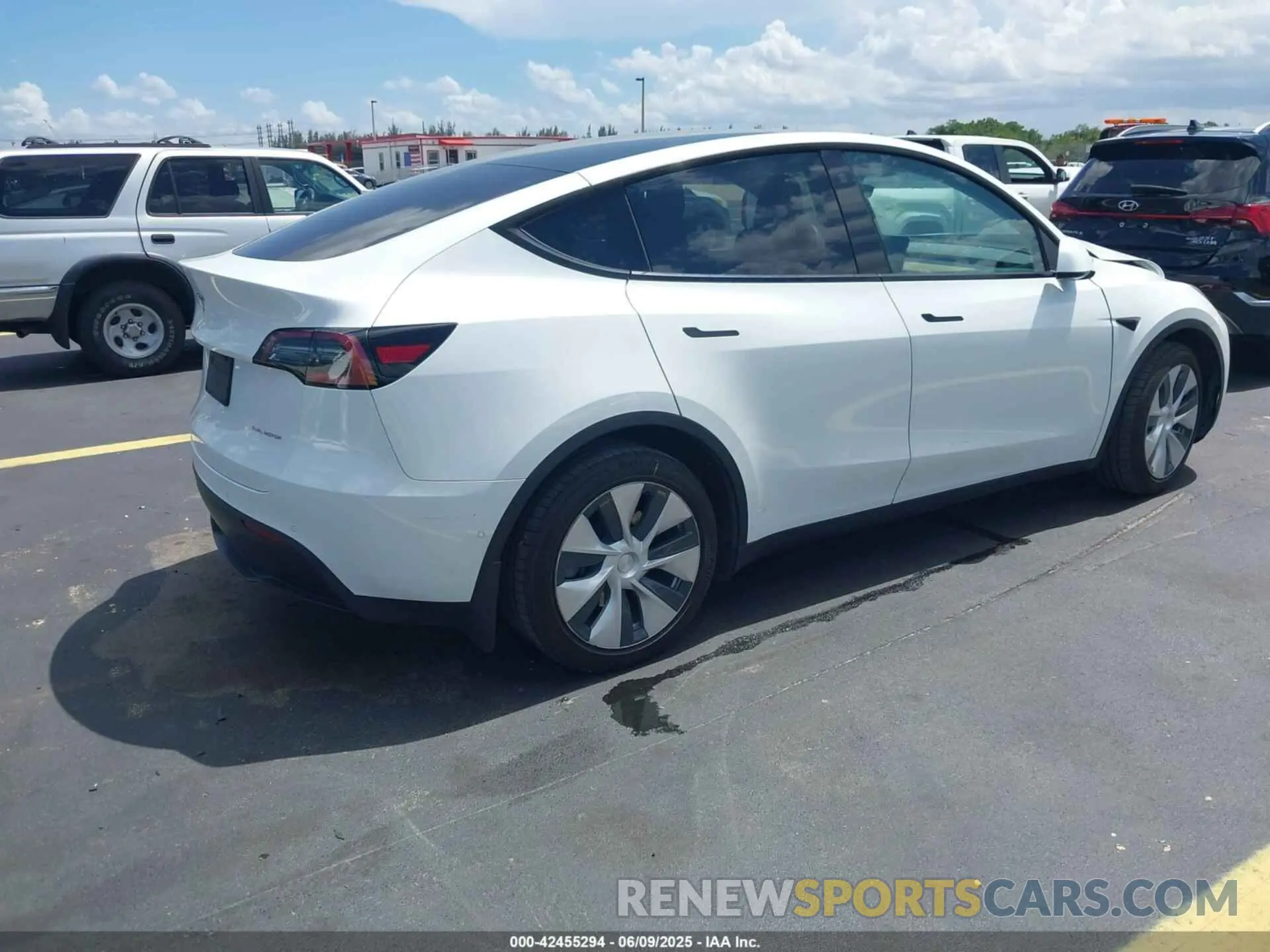 4 Photograph of a damaged car 7SAYGDEEXNF357160 TESLA MODEL Y 2022