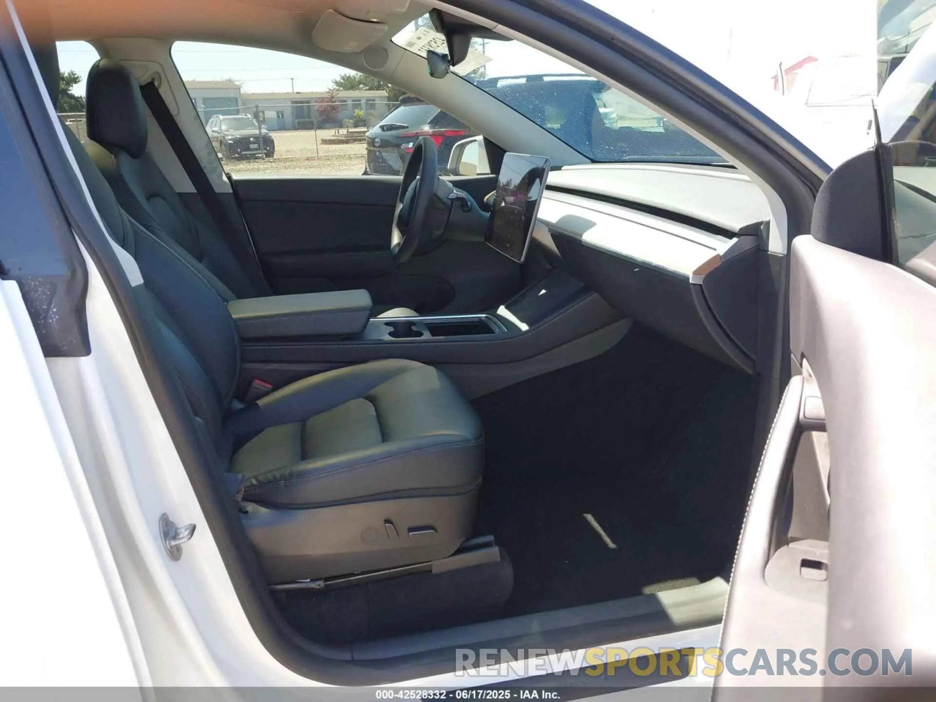 5 Photograph of a damaged car 7SAYGDEEXNF401870 TESLA MODEL Y 2022