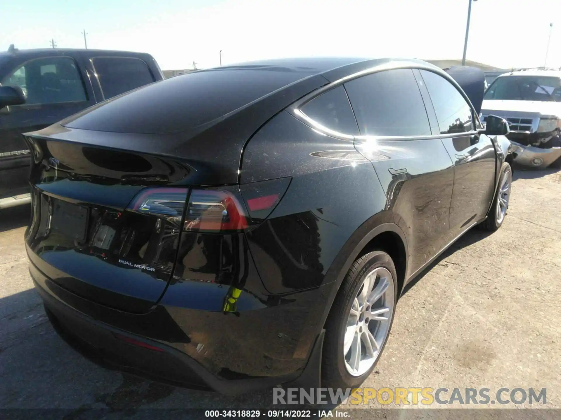 4 Photograph of a damaged car 7SAYGDEEXNF435565 TESLA MODEL Y 2022