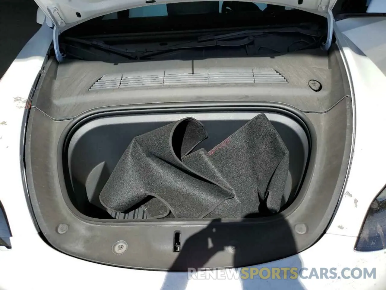 11 Photograph of a damaged car 7SAYGDEF0NF337959 TESLA MODEL Y 2022