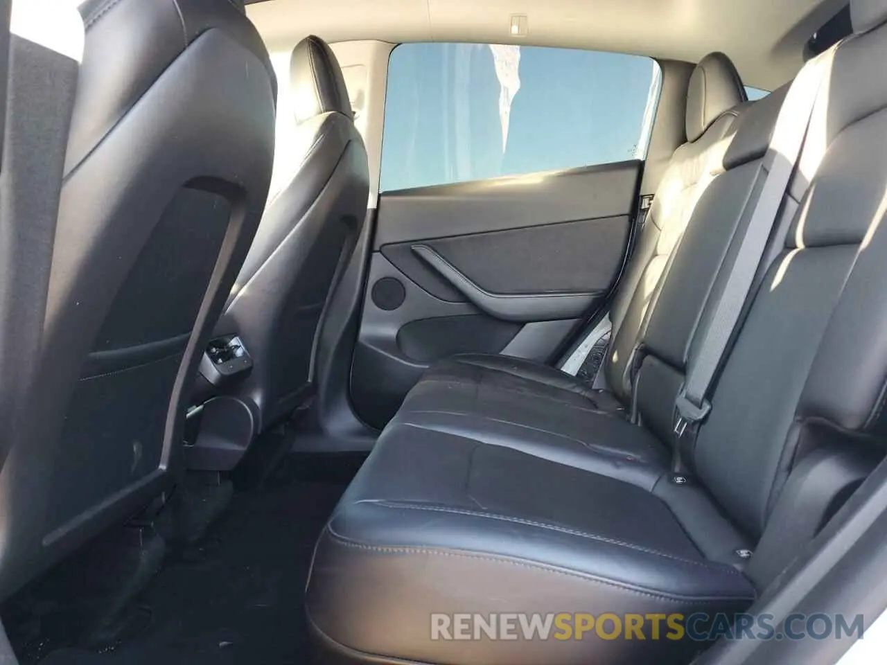 10 Photograph of a damaged car 7SAYGDEF0NF397241 TESLA MODEL Y 2022