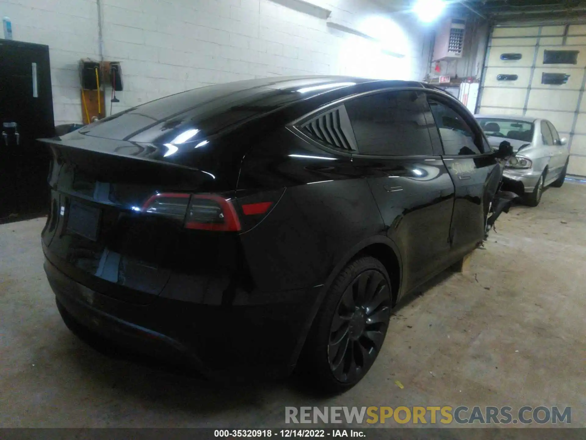 4 Photograph of a damaged car 7SAYGDEF0NF411252 TESLA MODEL Y 2022