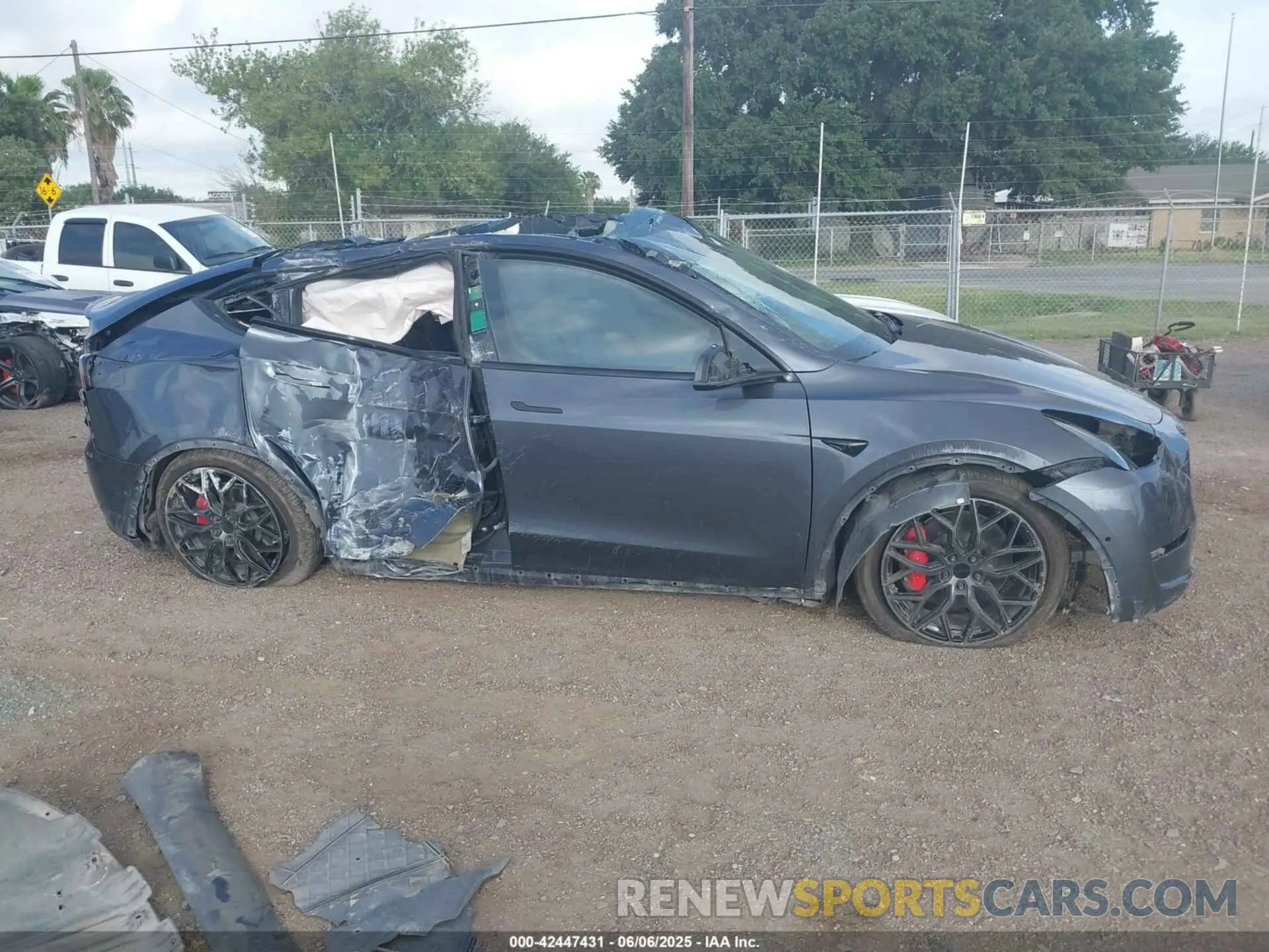 13 Photograph of a damaged car 7SAYGDEF0NF451671 TESLA MODEL Y 2022