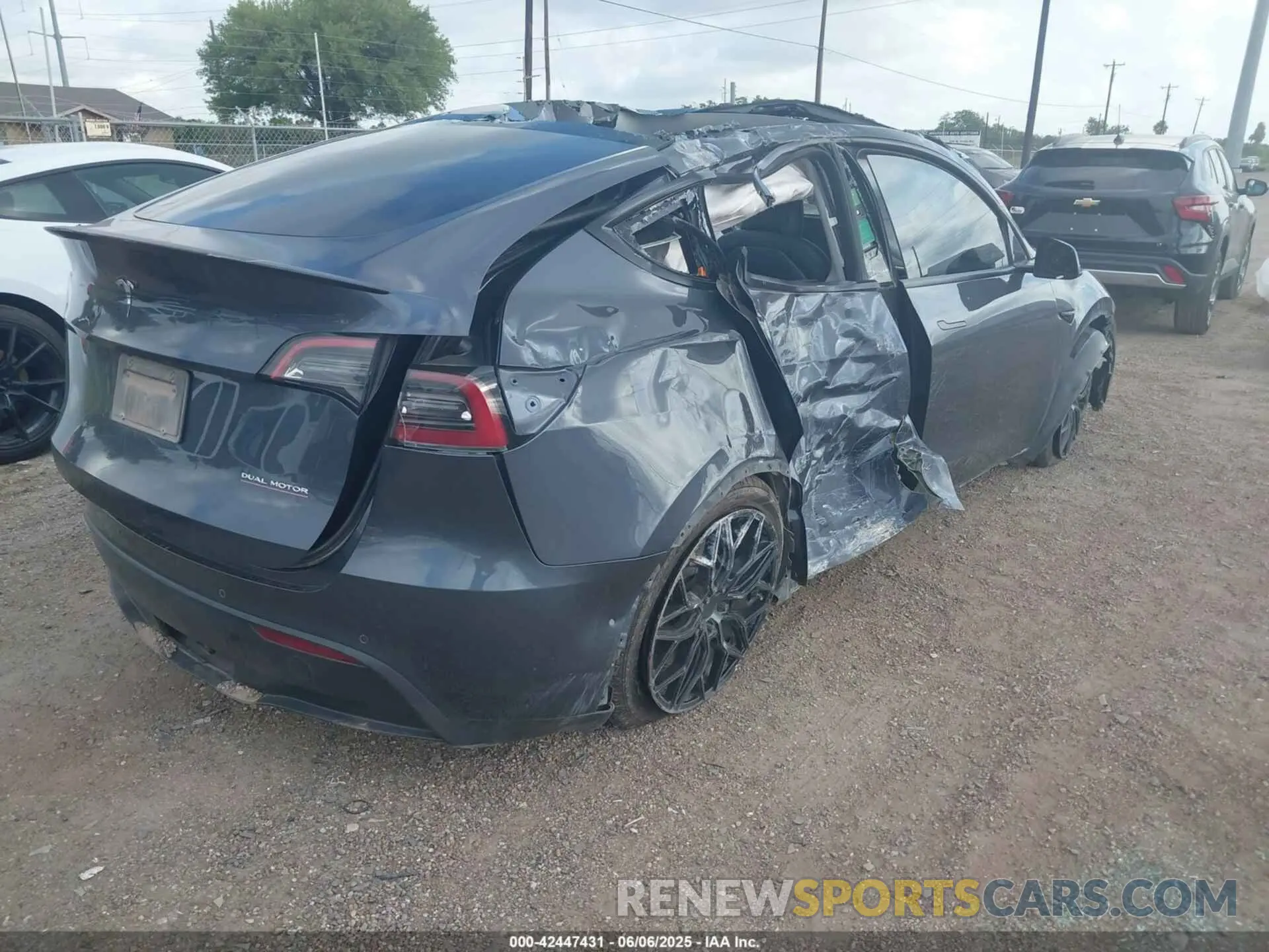 4 Photograph of a damaged car 7SAYGDEF0NF451671 TESLA MODEL Y 2022