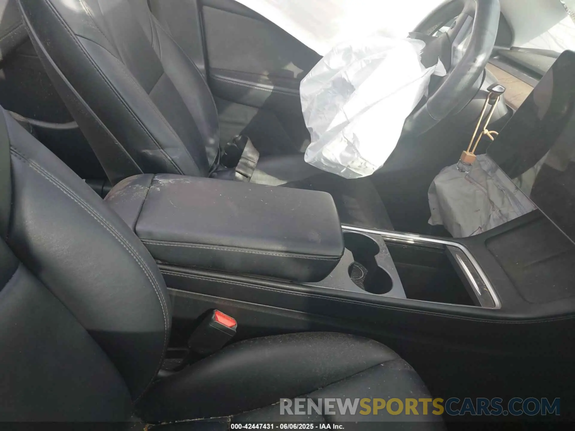 5 Photograph of a damaged car 7SAYGDEF0NF451671 TESLA MODEL Y 2022