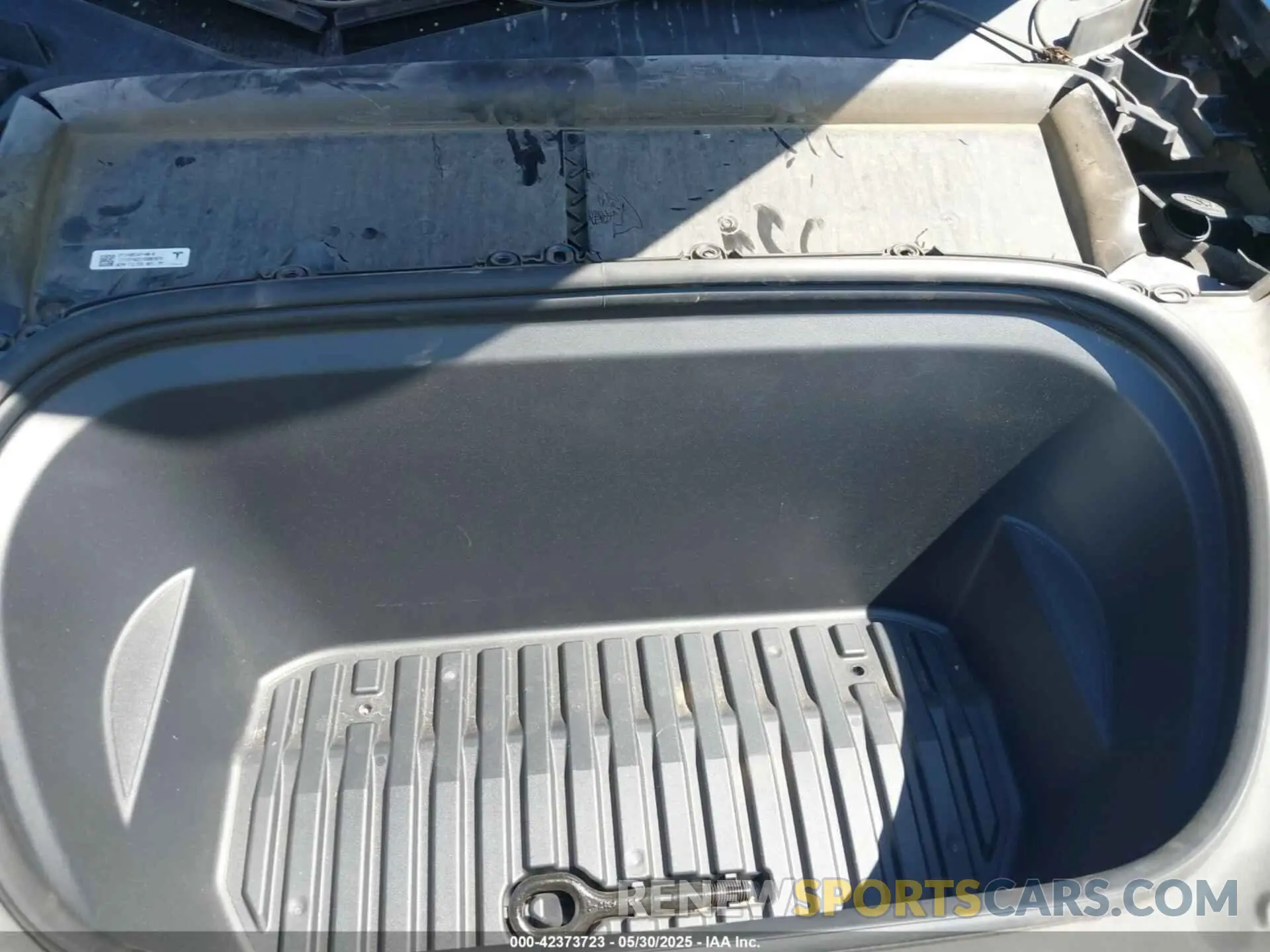 10 Photograph of a damaged car 7SAYGDEF0NF490213 TESLA MODEL Y 2022