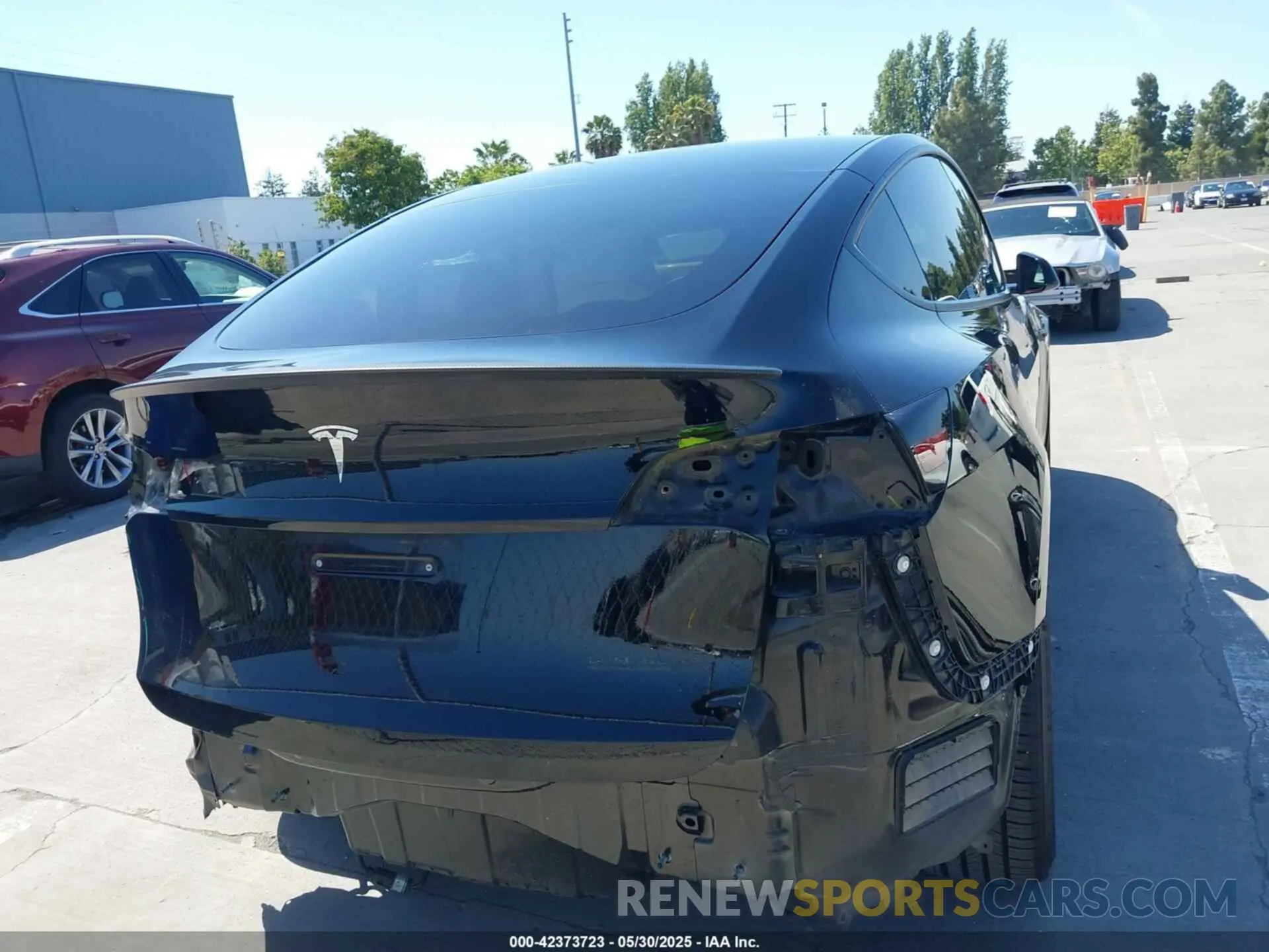 16 Photograph of a damaged car 7SAYGDEF0NF490213 TESLA MODEL Y 2022