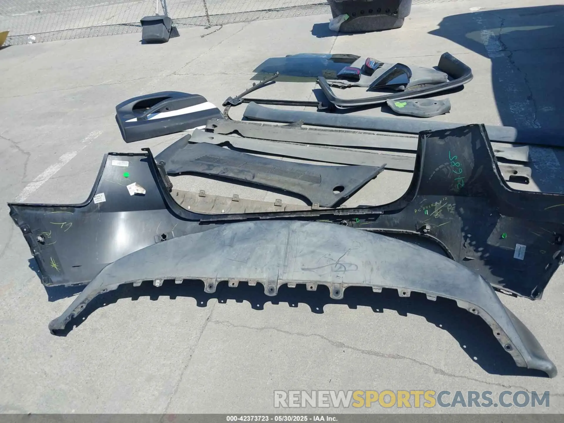 19 Photograph of a damaged car 7SAYGDEF0NF490213 TESLA MODEL Y 2022
