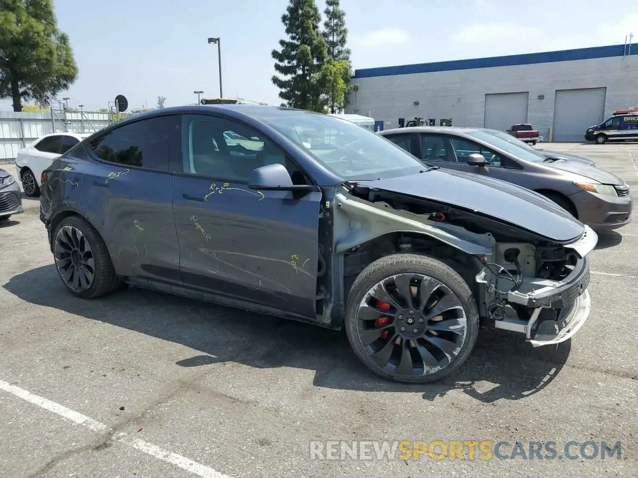 4 Photograph of a damaged car 7SAYGDEF0NF511223 TESLA MODEL Y 2022