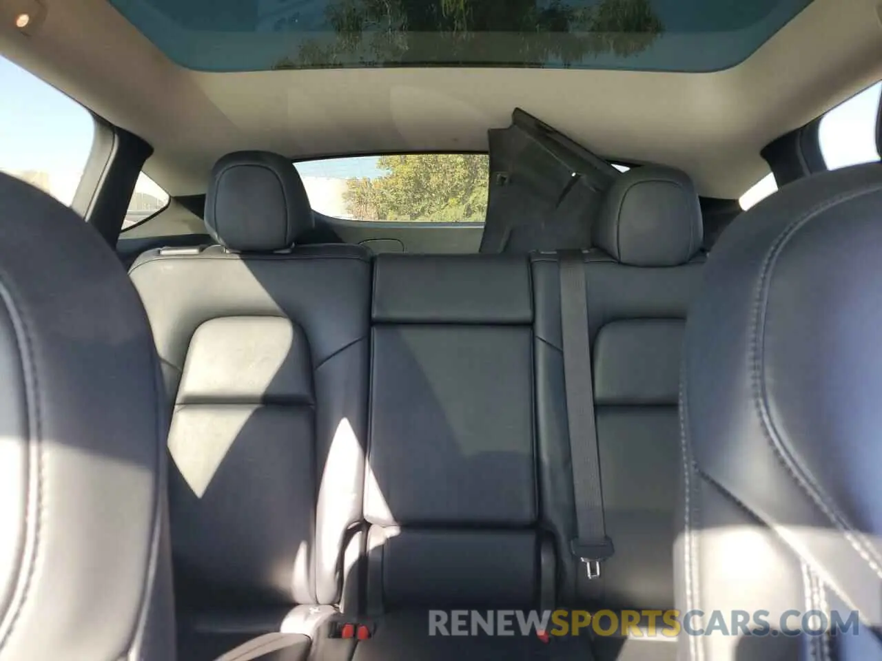 10 Photograph of a damaged car 7SAYGDEF0NF541211 TESLA MODEL Y 2022