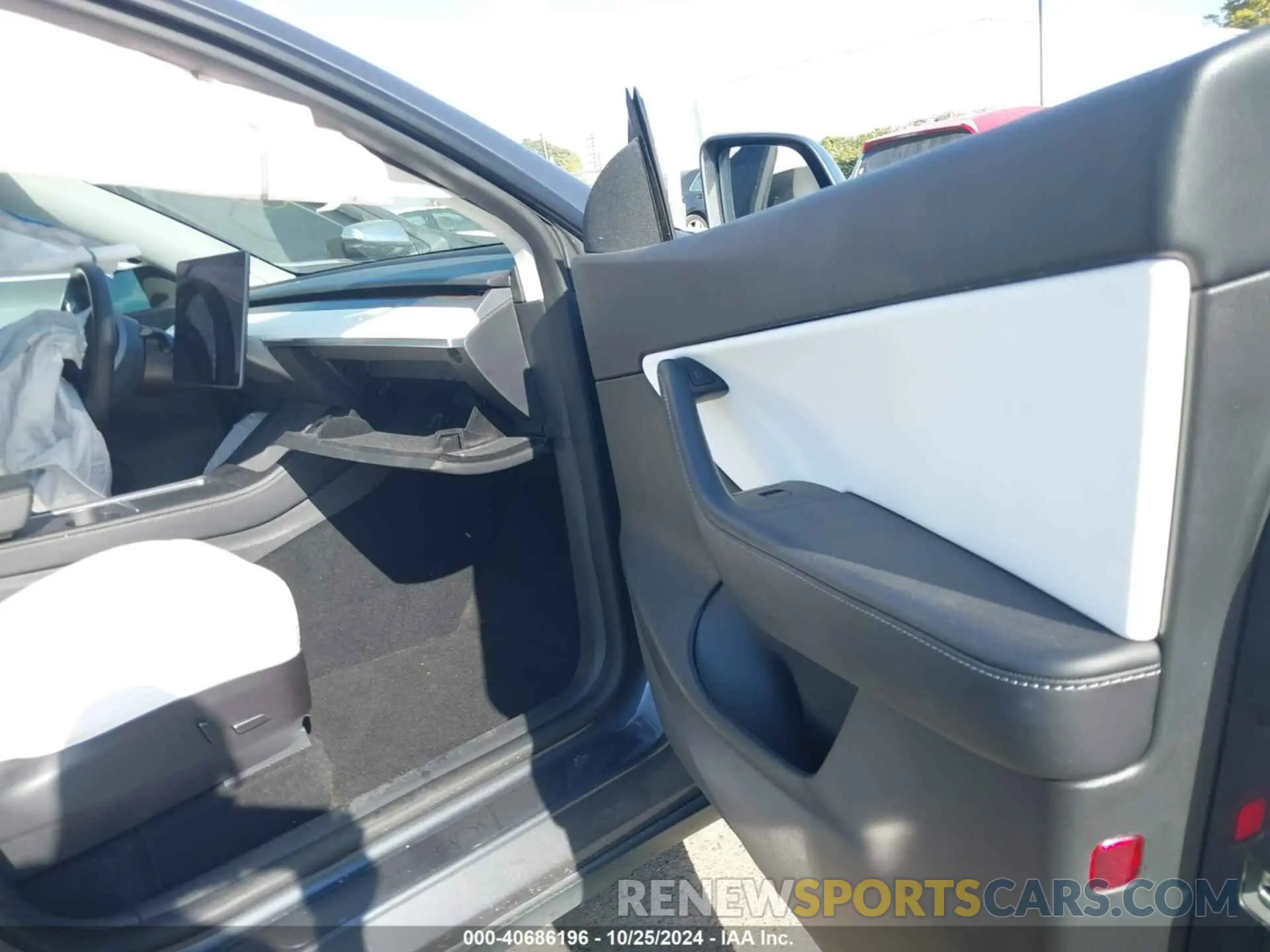 5 Photograph of a damaged car 7SAYGDEF1NF368587 TESLA MODEL Y 2022