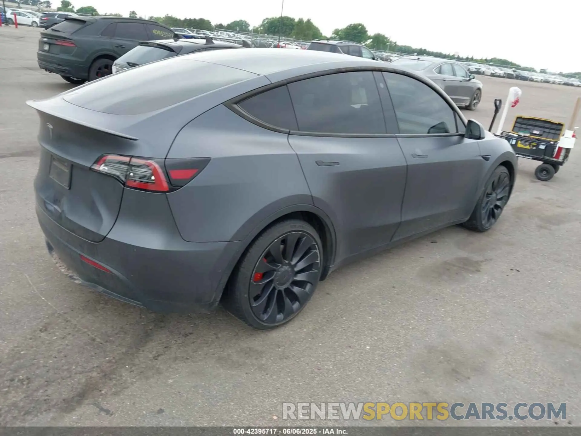 4 Photograph of a damaged car 7SAYGDEF1NF379668 TESLA MODEL Y 2022