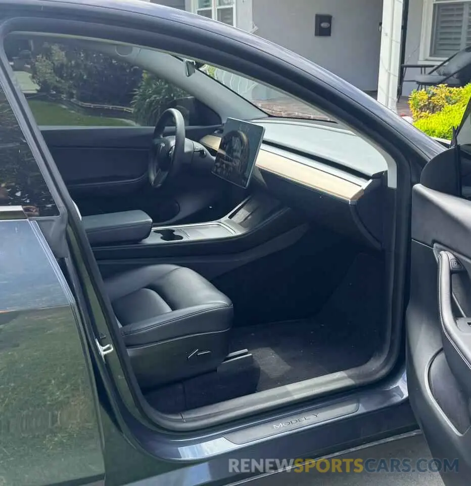5 Photograph of a damaged car 7SAYGDEF1NF395756 TESLA MODEL Y 2022