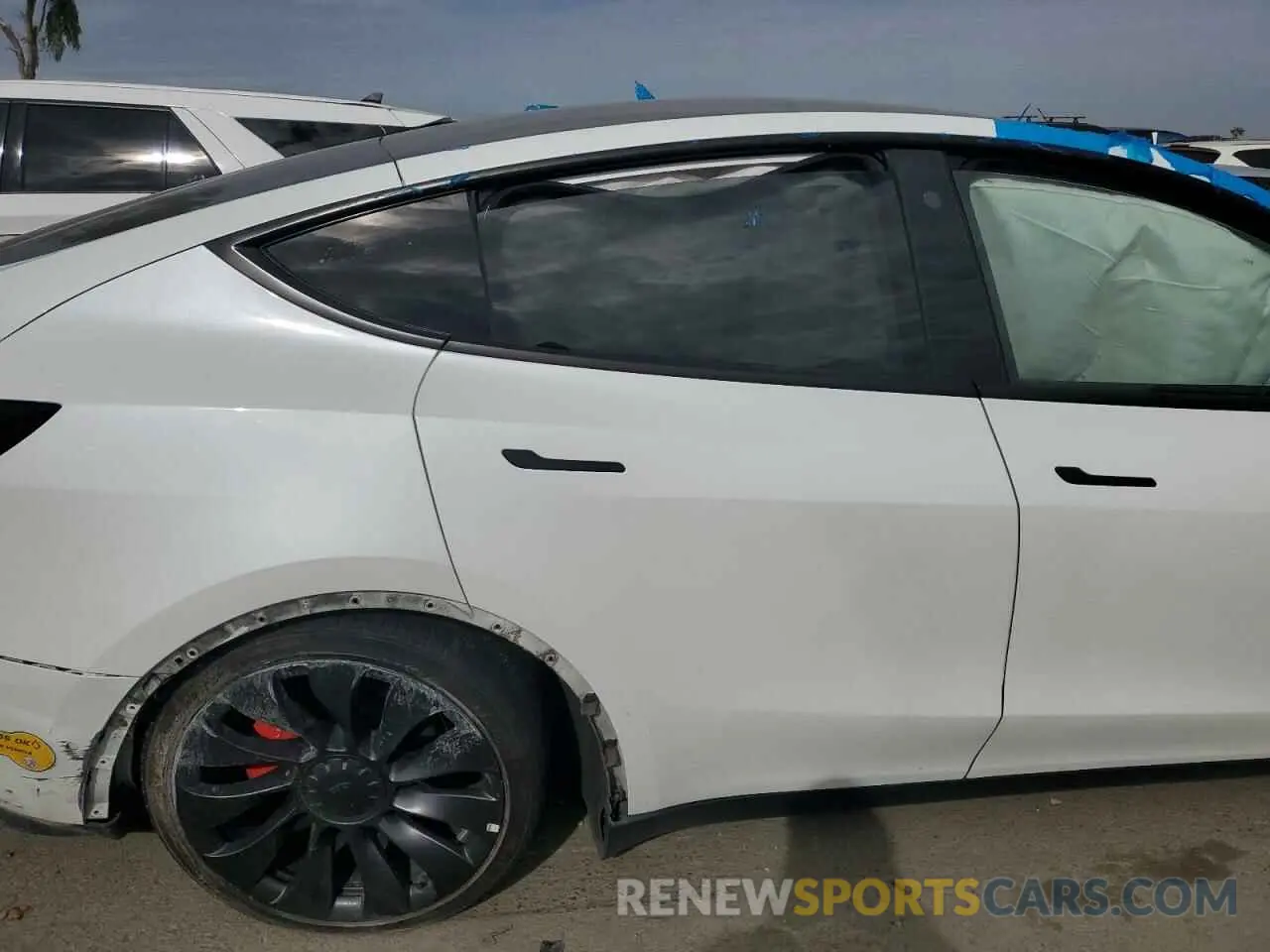 11 Photograph of a damaged car 7SAYGDEF1NF410241 TESLA MODEL Y 2022