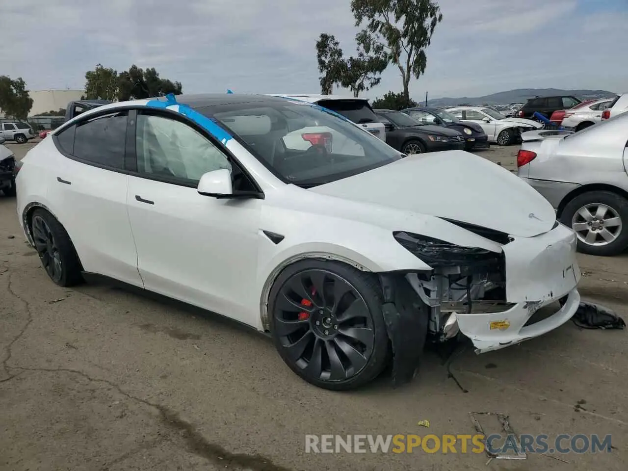 4 Photograph of a damaged car 7SAYGDEF1NF410241 TESLA MODEL Y 2022