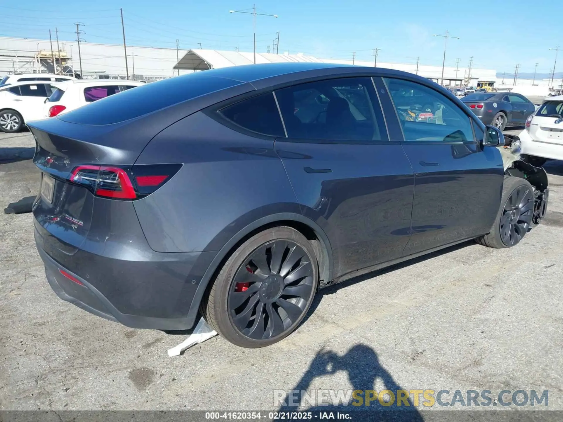 4 Photograph of a damaged car 7SAYGDEF1NF411325 TESLA MODEL Y 2022