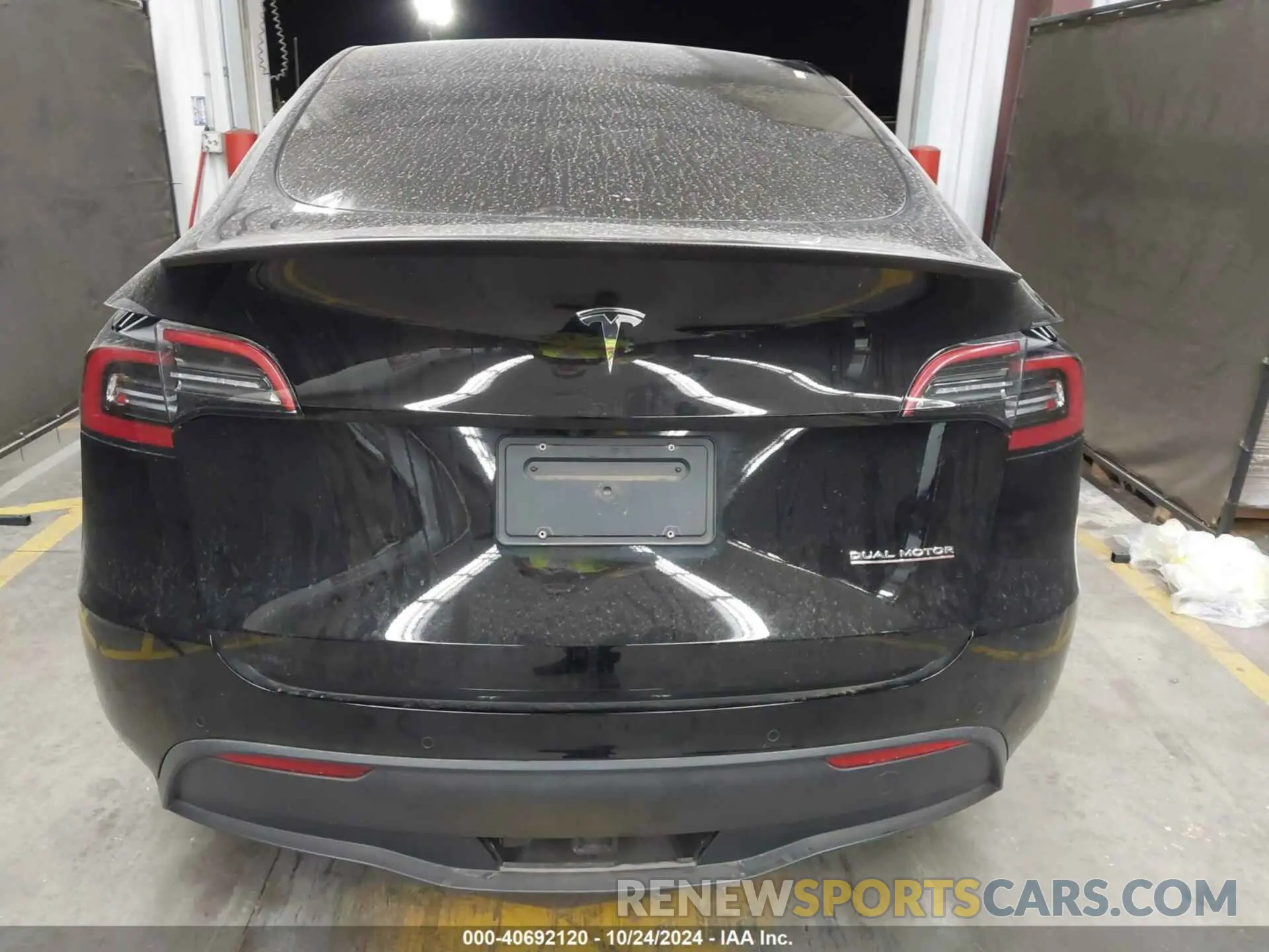 17 Photograph of a damaged car 7SAYGDEF1NF411342 TESLA MODEL Y 2022