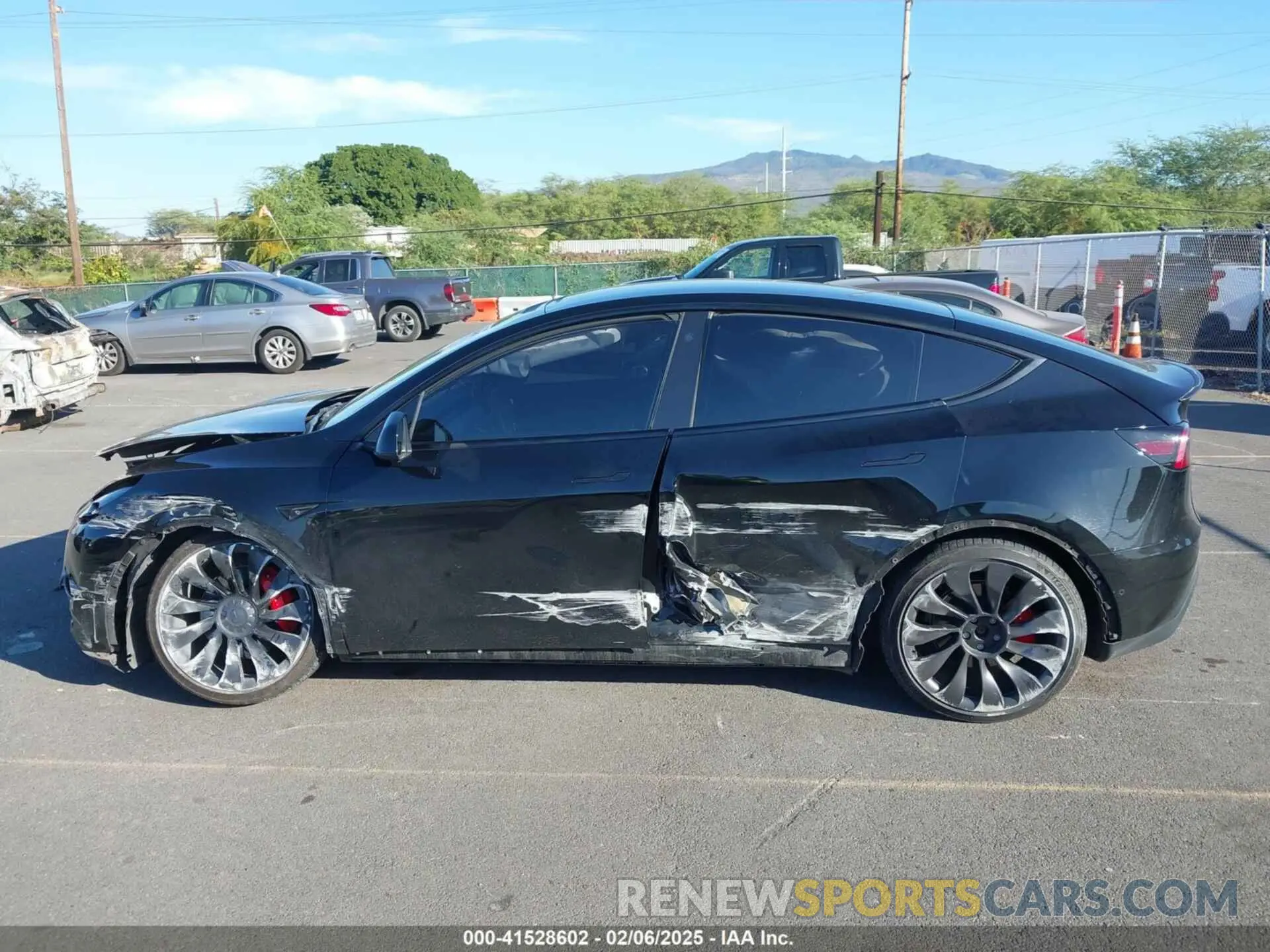 13 Photograph of a damaged car 7SAYGDEF1NF453526 TESLA MODEL Y 2022