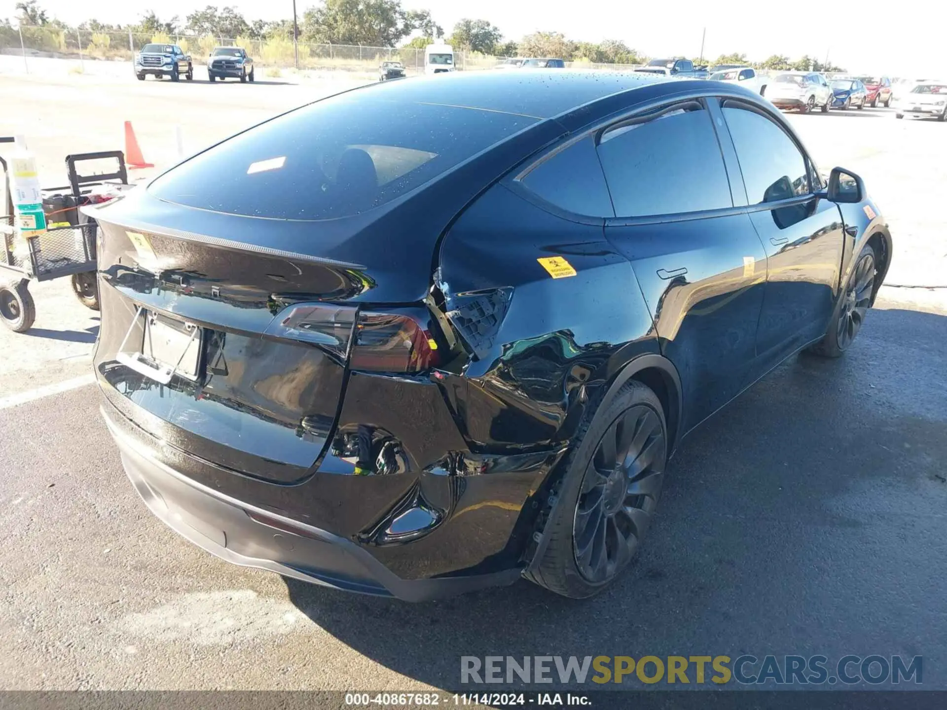 4 Photograph of a damaged car 7SAYGDEF1NF501946 TESLA MODEL Y 2022