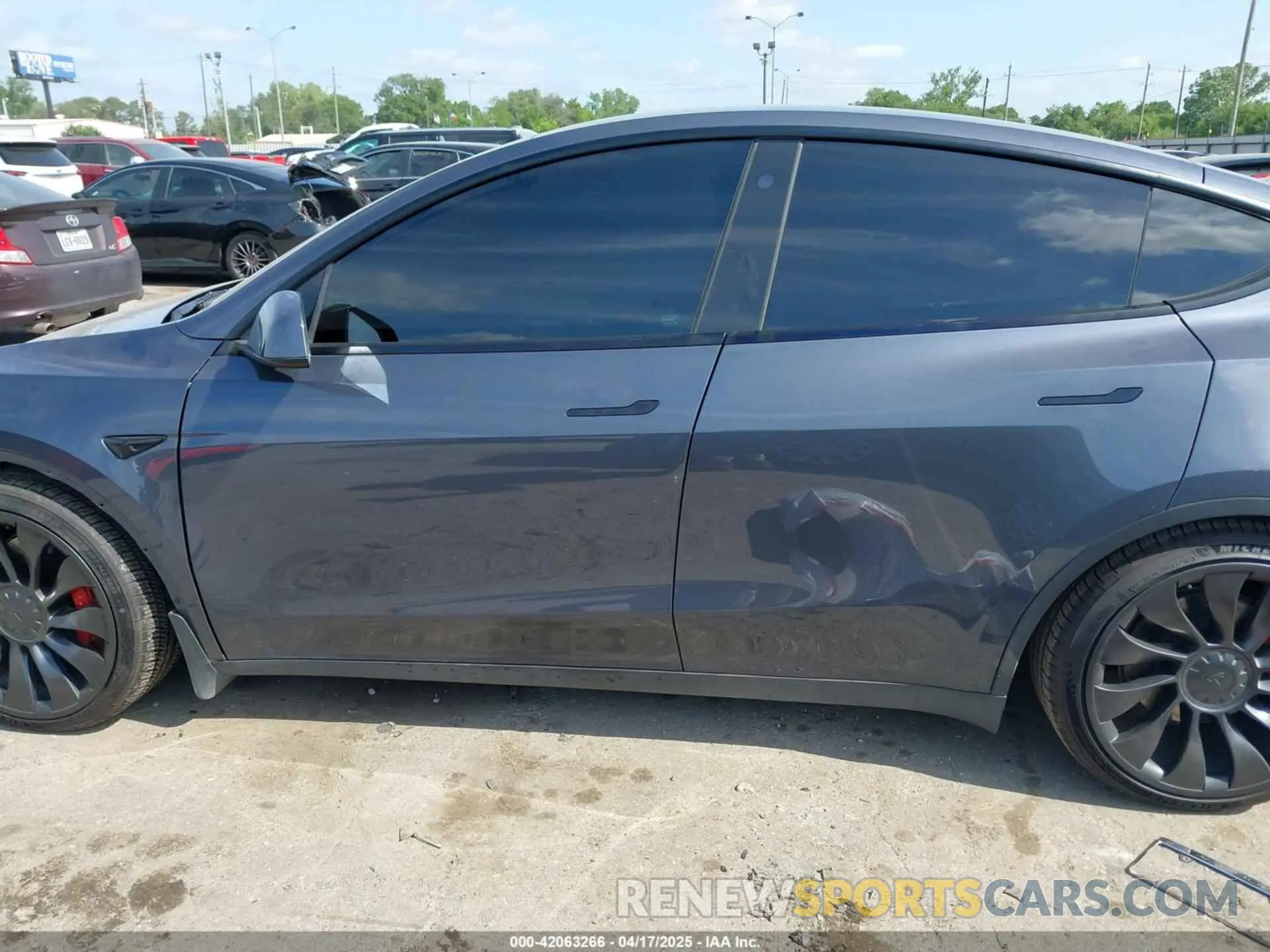 13 Photograph of a damaged car 7SAYGDEF1NF508766 TESLA MODEL Y 2022
