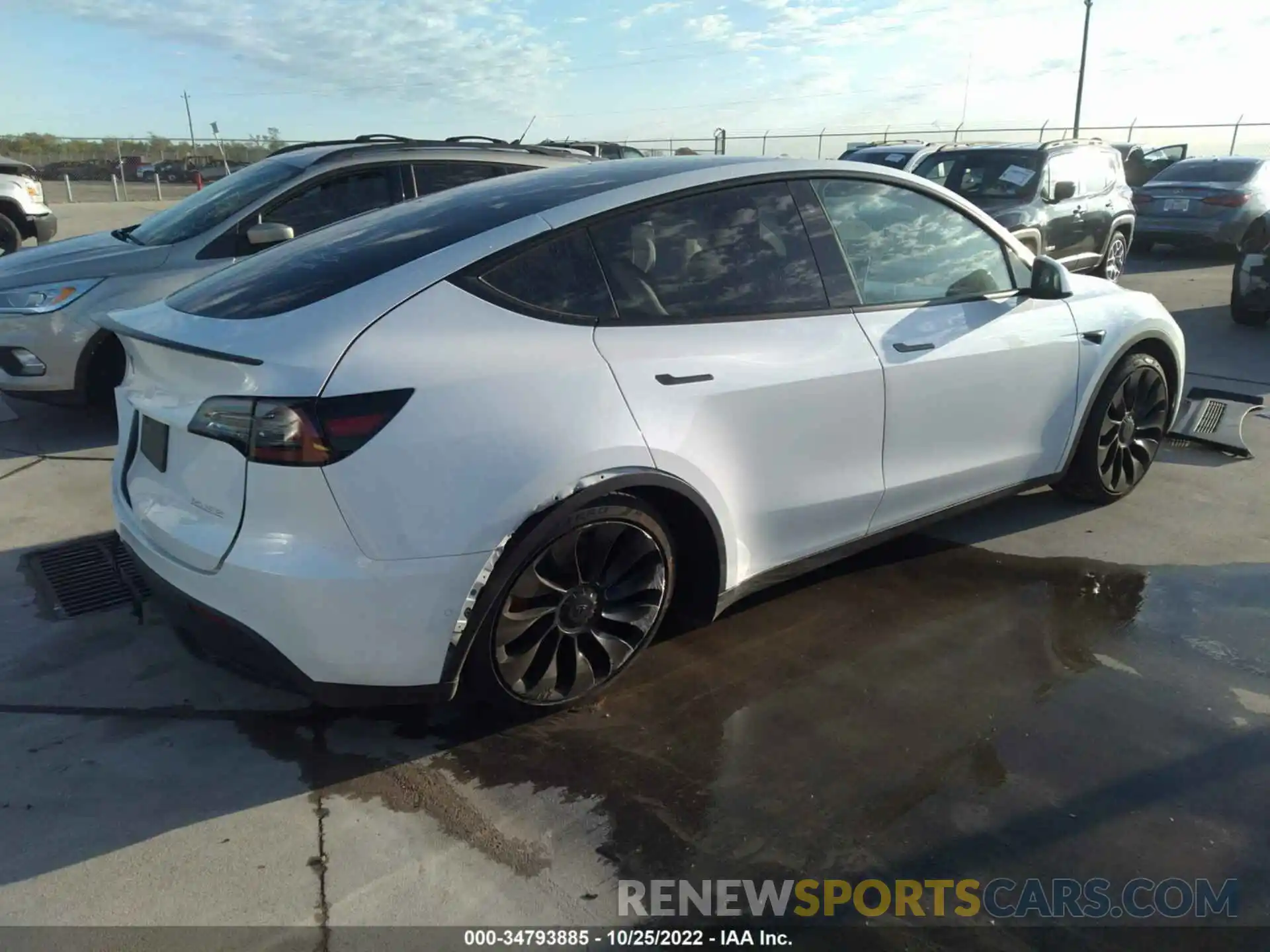 4 Photograph of a damaged car 7SAYGDEF1NF521162 TESLA MODEL Y 2022