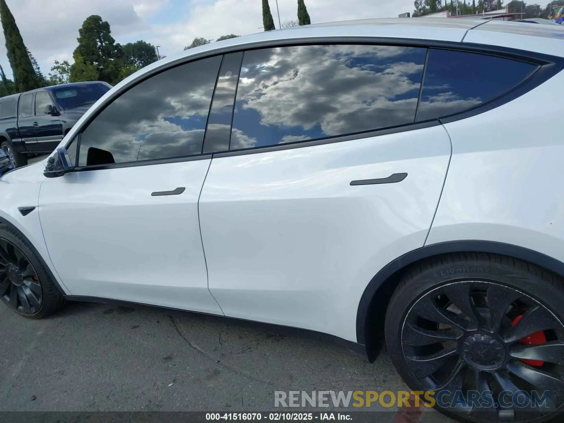 13 Photograph of a damaged car 7SAYGDEF1NF559572 TESLA MODEL Y 2022