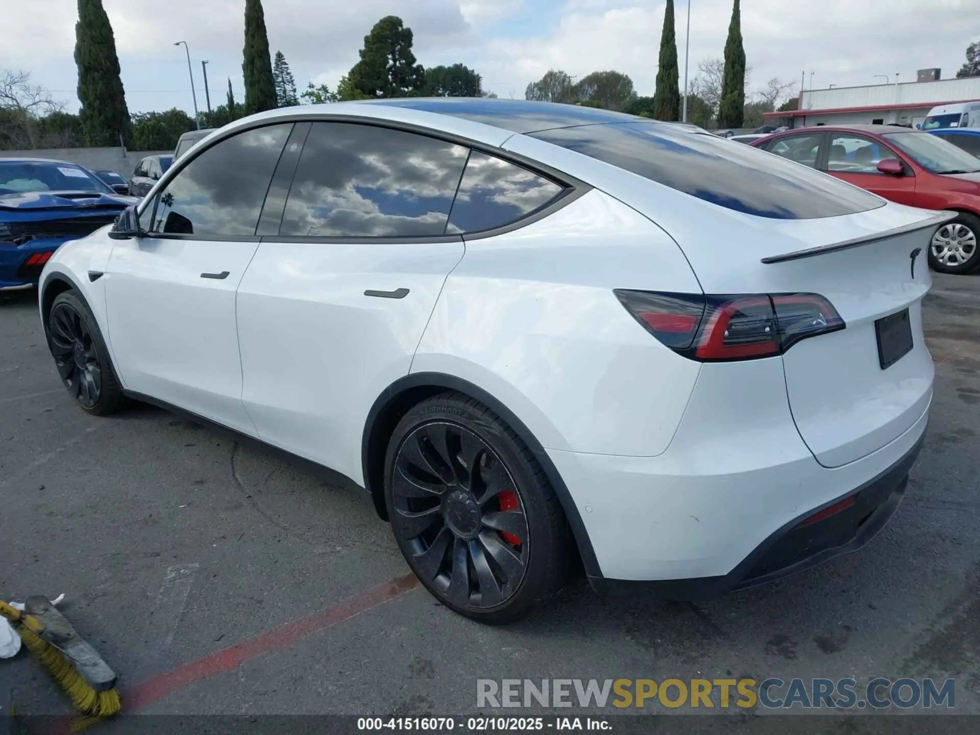 3 Photograph of a damaged car 7SAYGDEF1NF559572 TESLA MODEL Y 2022