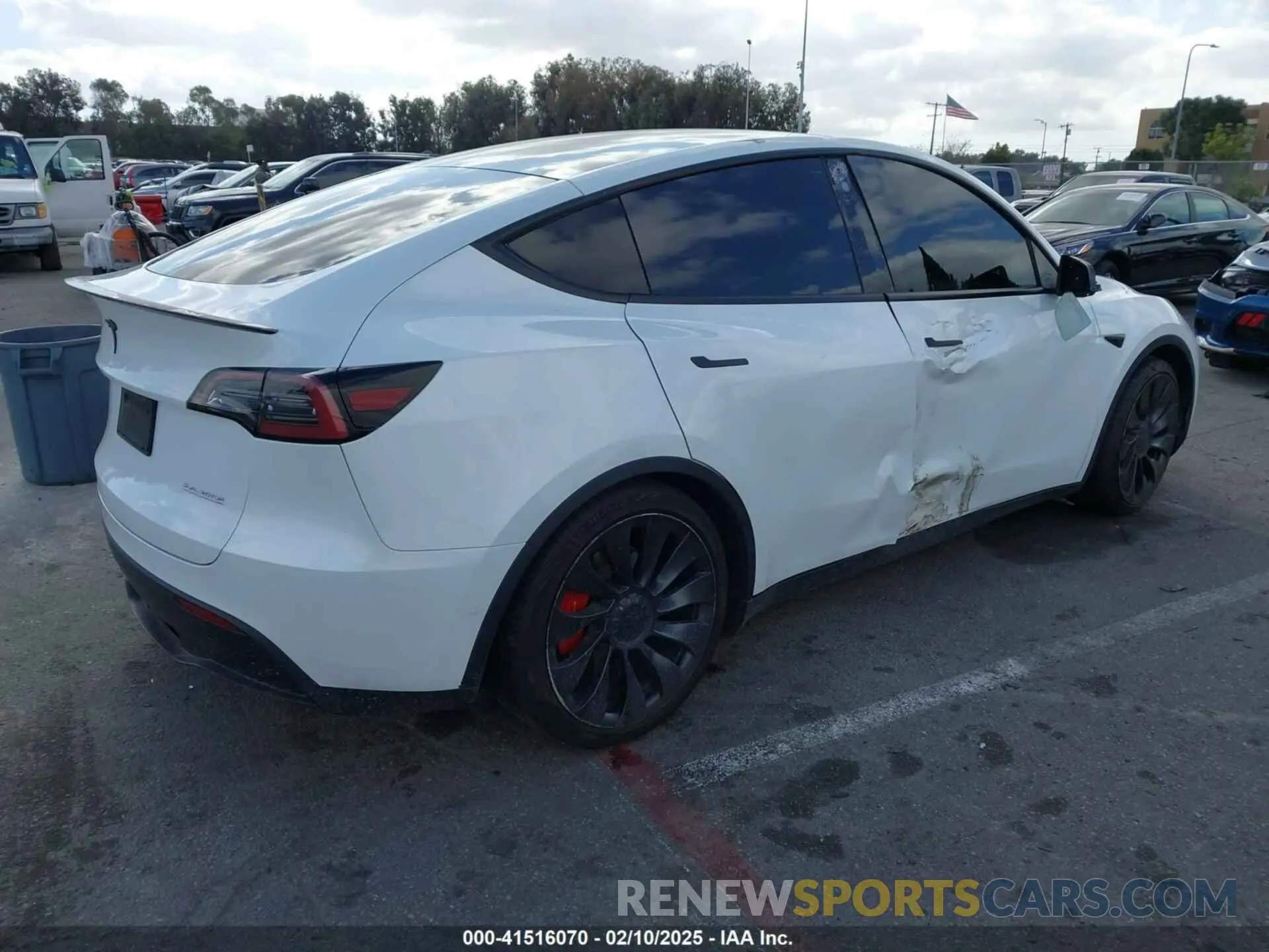 4 Photograph of a damaged car 7SAYGDEF1NF559572 TESLA MODEL Y 2022