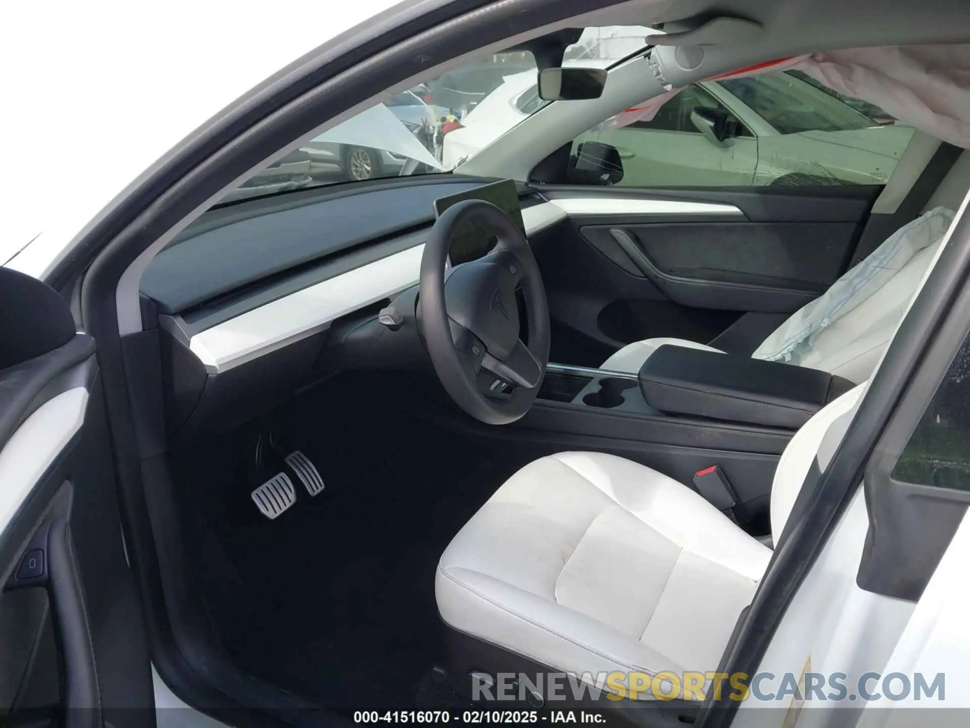 5 Photograph of a damaged car 7SAYGDEF1NF559572 TESLA MODEL Y 2022
