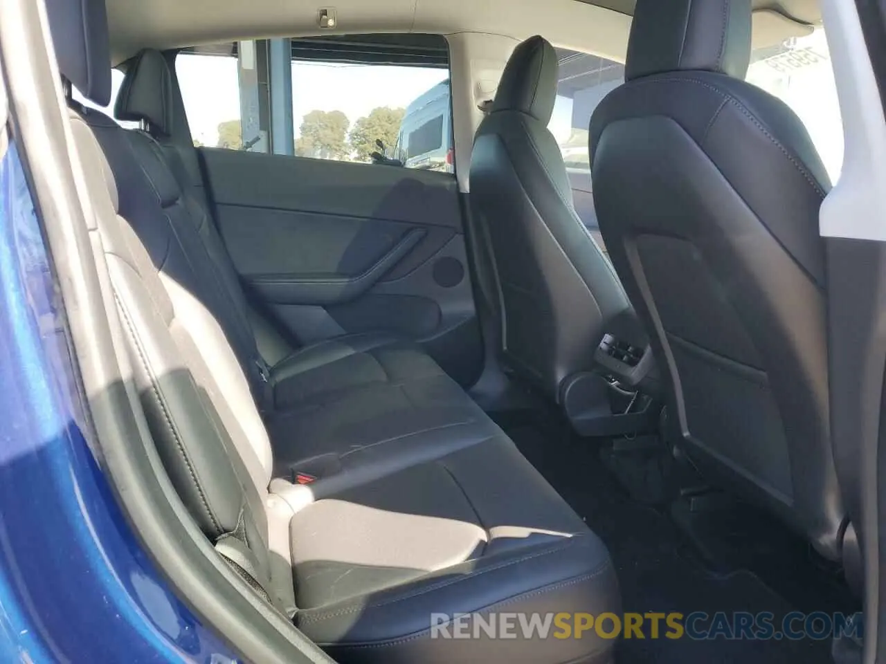 10 Photograph of a damaged car 7SAYGDEF2NF345786 TESLA MODEL Y 2022