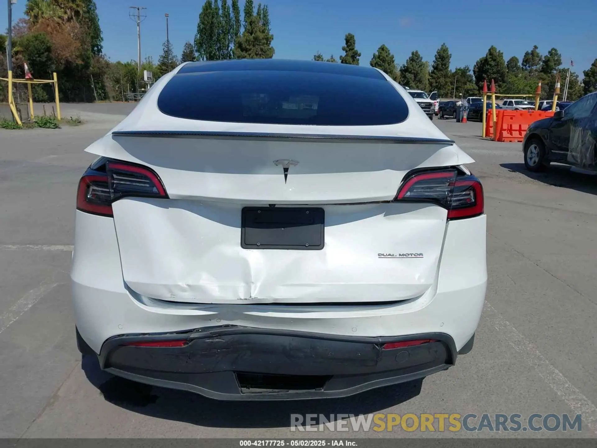 17 Photograph of a damaged car 7SAYGDEF2NF347456 TESLA MODEL Y 2022