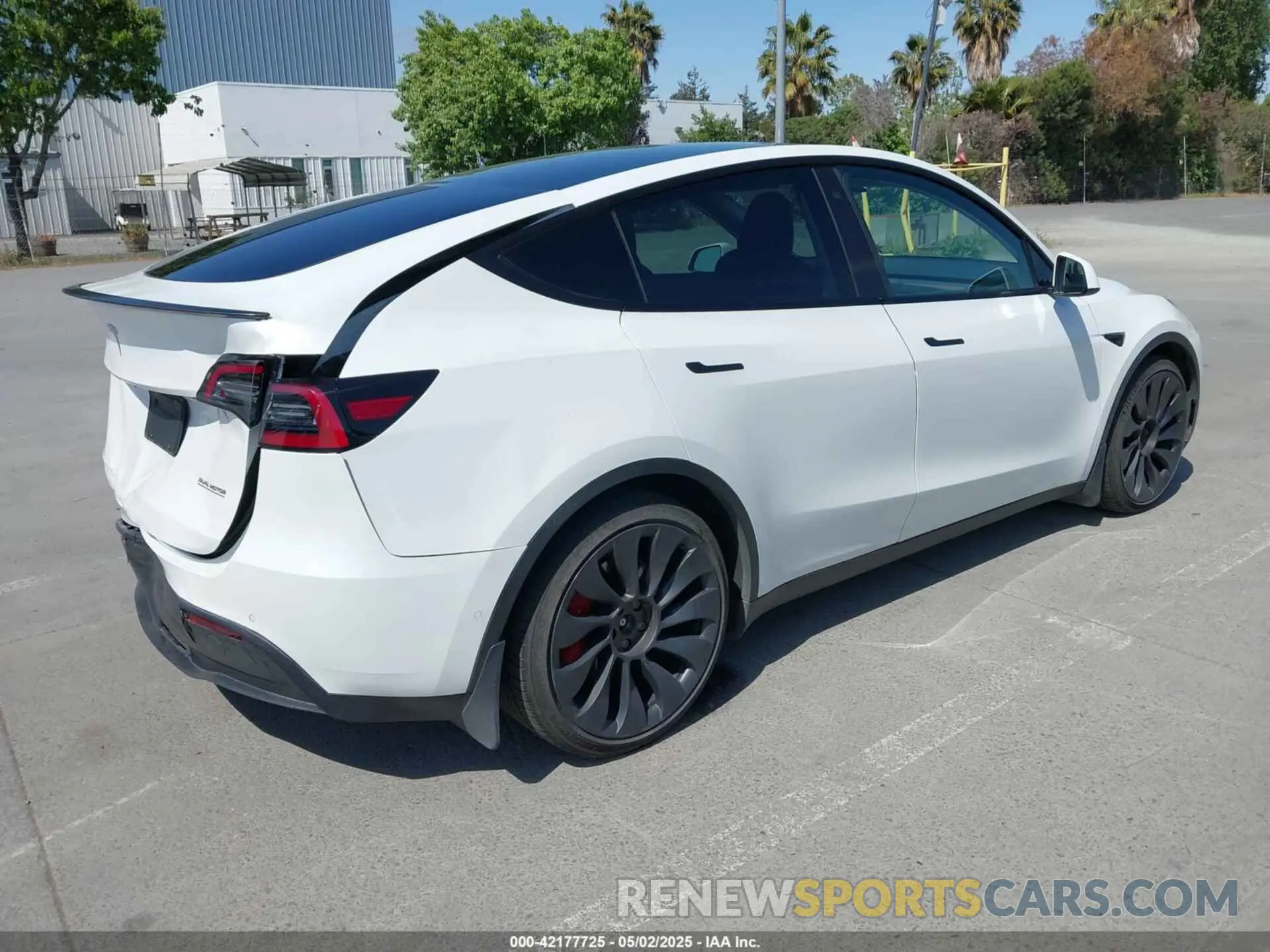 4 Photograph of a damaged car 7SAYGDEF2NF347456 TESLA MODEL Y 2022