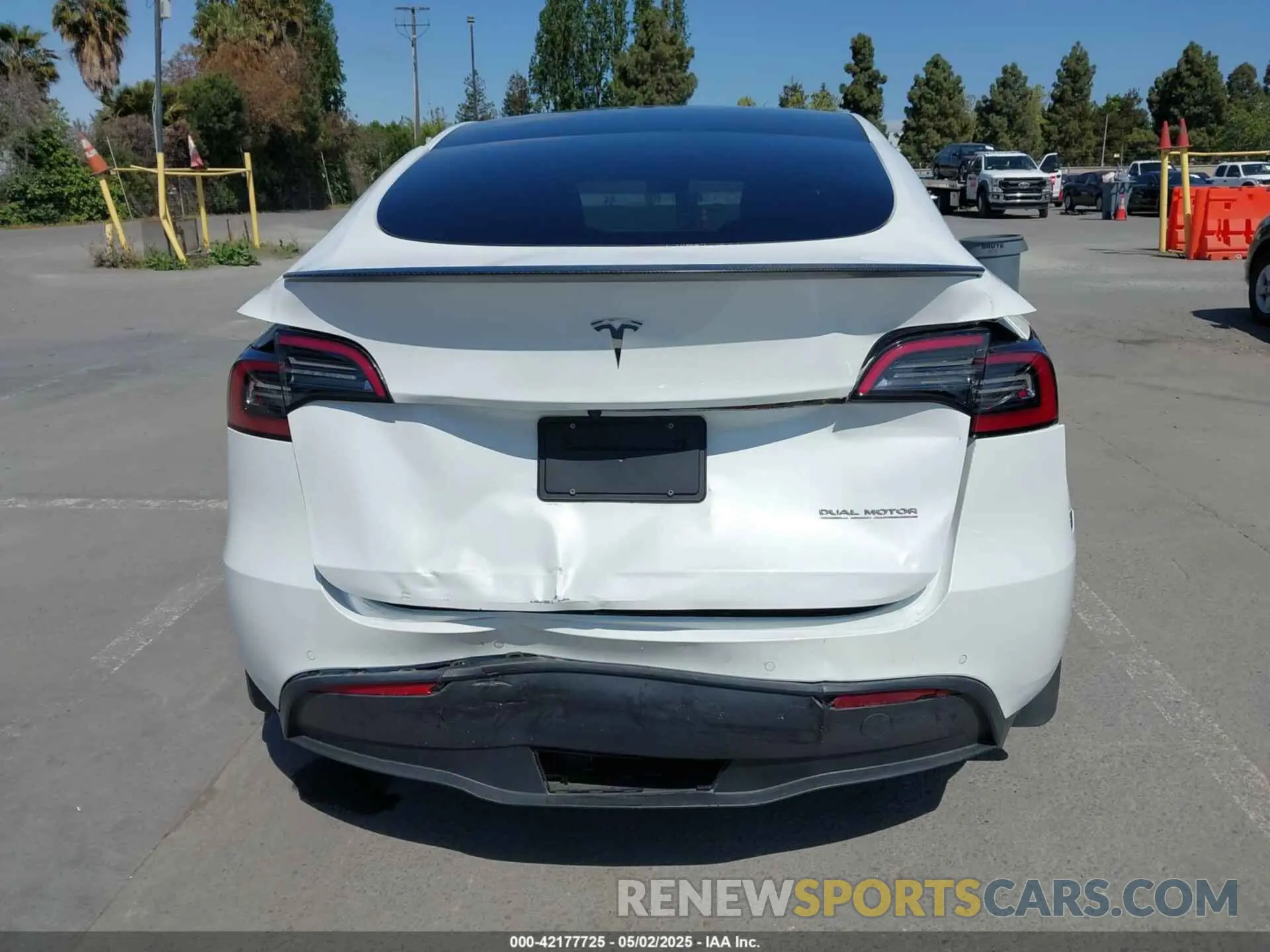6 Photograph of a damaged car 7SAYGDEF2NF347456 TESLA MODEL Y 2022