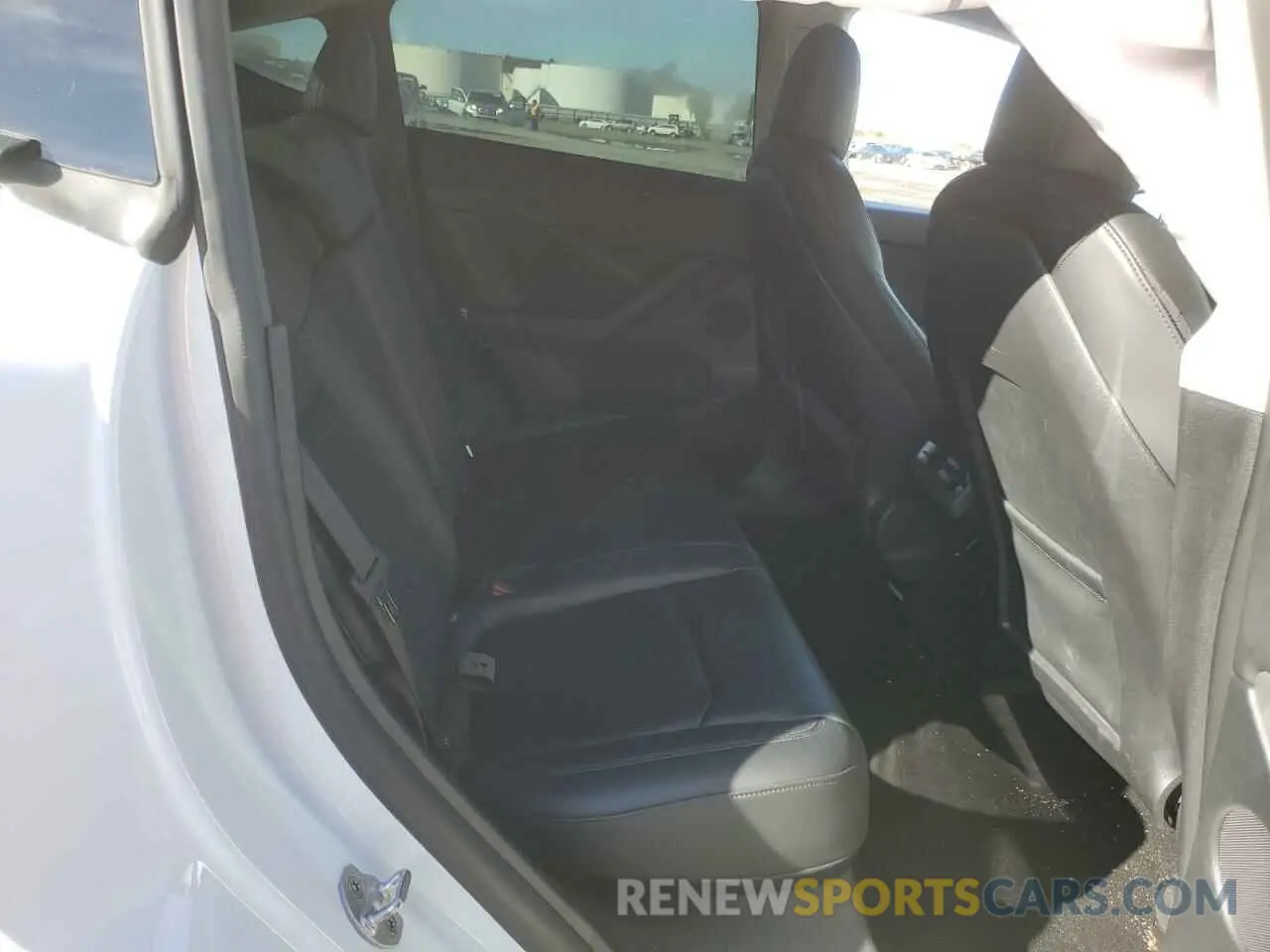 11 Photograph of a damaged car 7SAYGDEF2NF388346 TESLA MODEL Y 2022