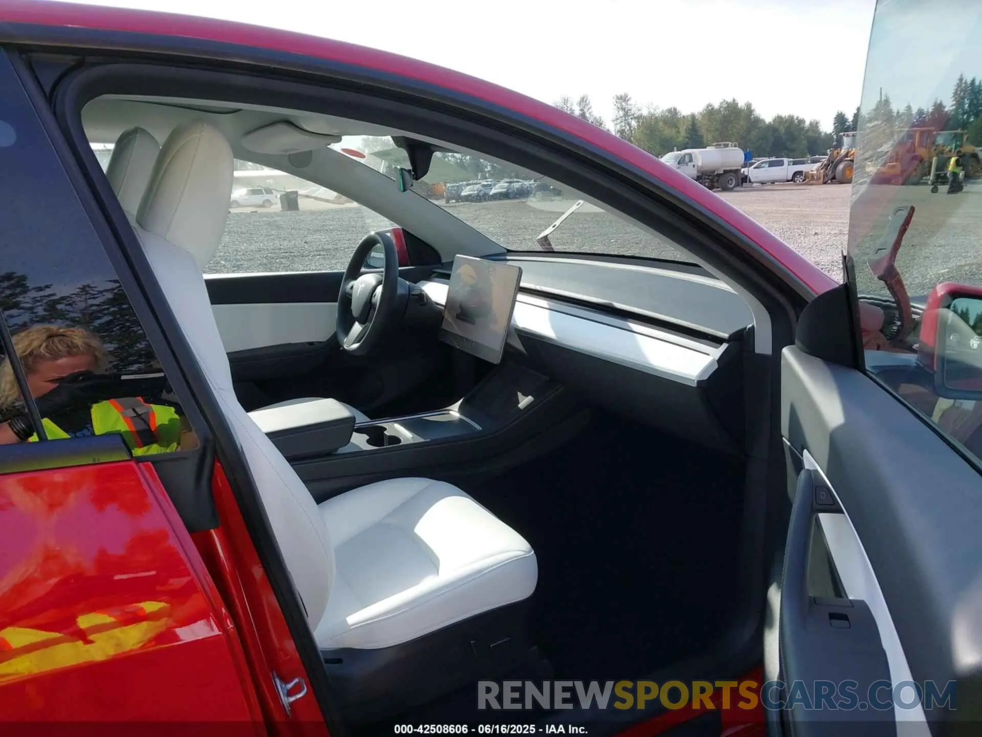 5 Photograph of a damaged car 7SAYGDEF2NF409129 TESLA MODEL Y 2022