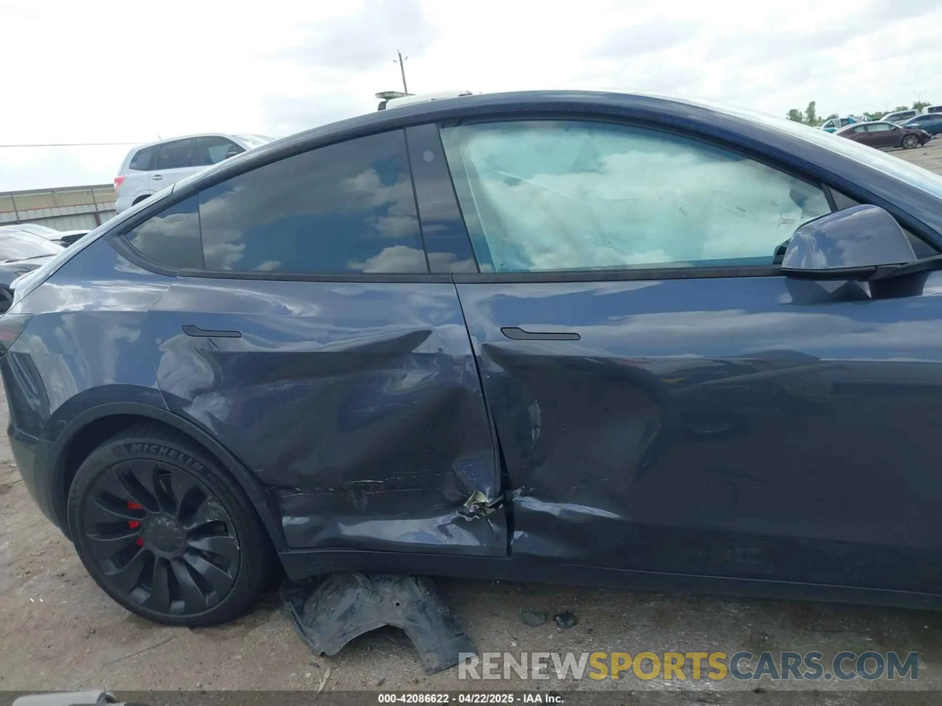 12 Photograph of a damaged car 7SAYGDEF2NF454099 TESLA MODEL Y 2022