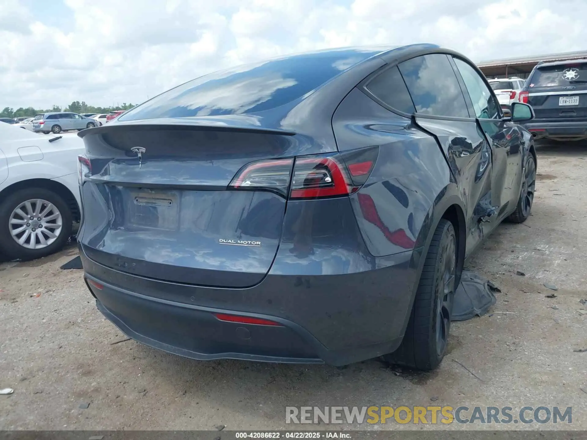 4 Photograph of a damaged car 7SAYGDEF2NF454099 TESLA MODEL Y 2022